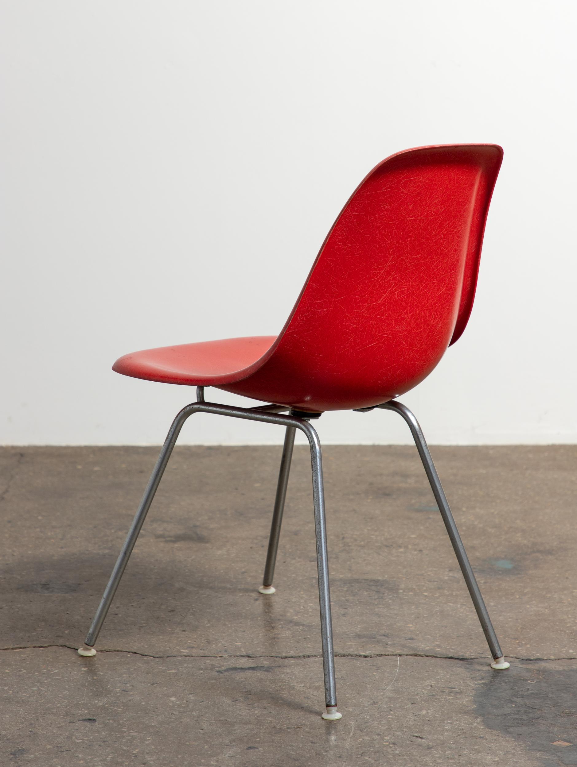 Rojo Carmesí Eames Herman Miller Vintage  Sillas con carcasa de fibra de vidrio Estadounidense en venta