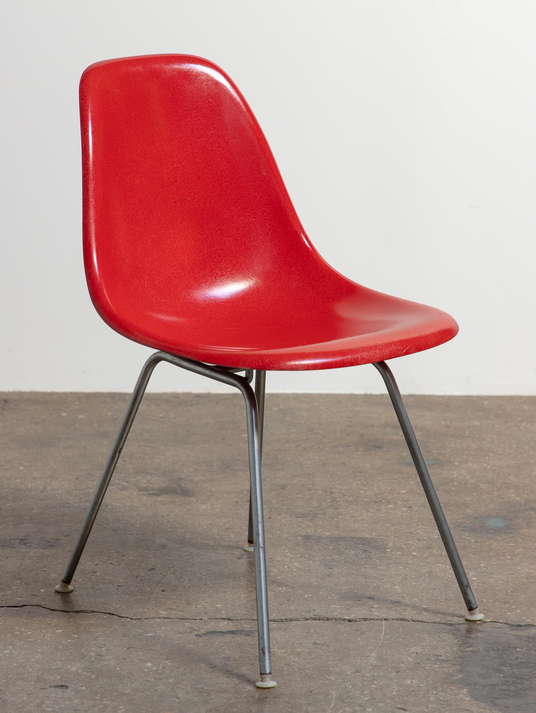 Rojo Carmesí Eames Herman Miller Vintage  Sillas con carcasa de fibra de vidrio Moldeado en venta