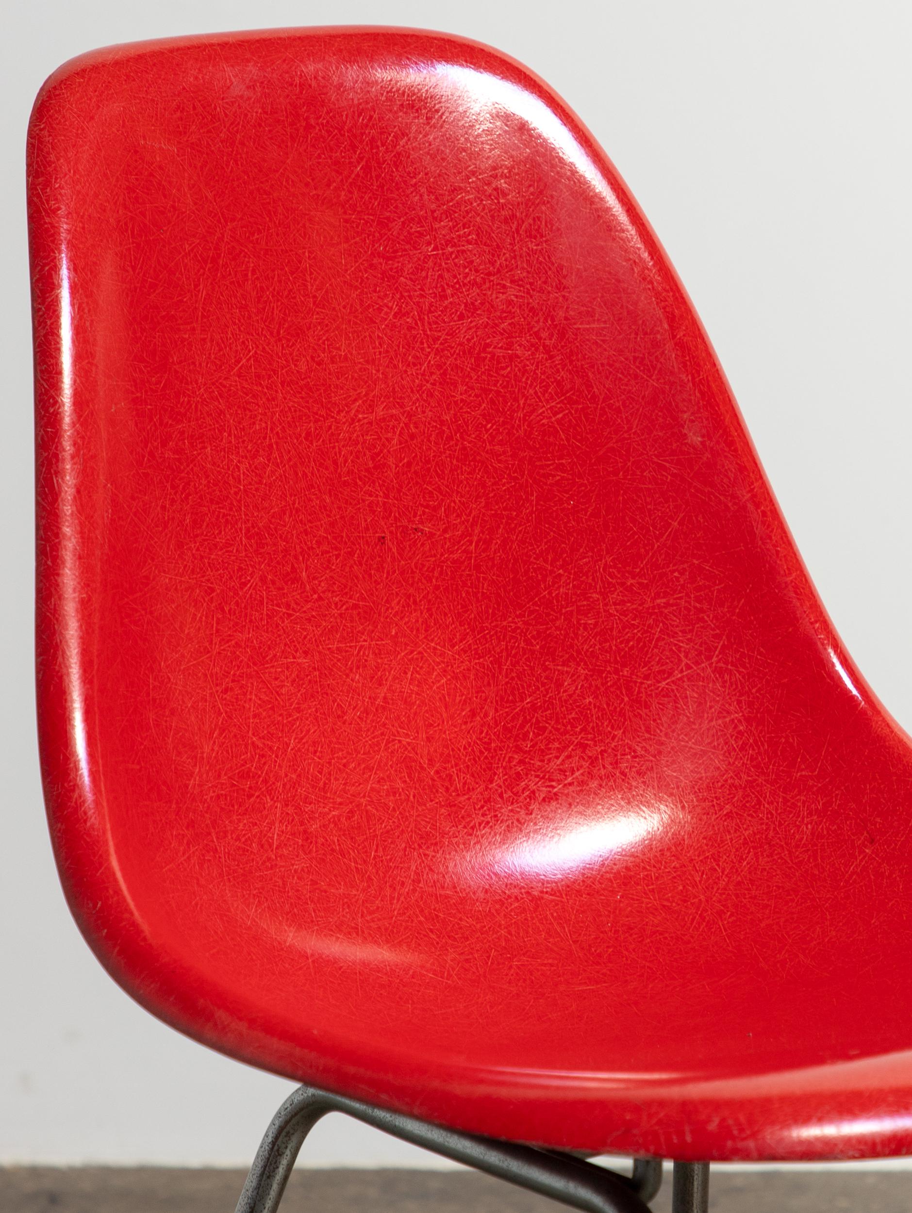 Rojo Carmesí Eames Herman Miller Vintage  Sillas con carcasa de fibra de vidrio en Bueno estado para la venta en Brooklyn, NY