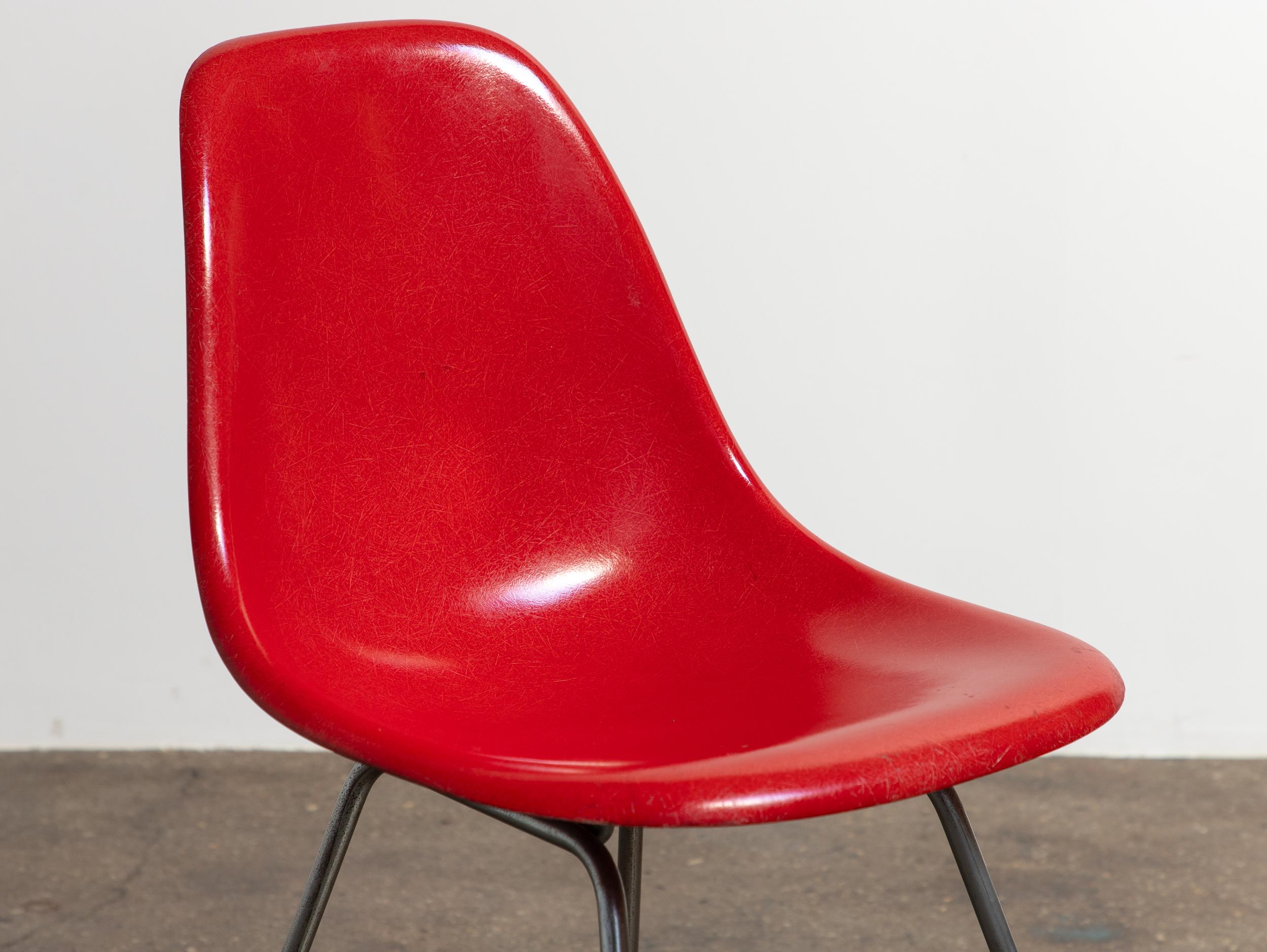 Rojo Carmesí Eames Herman Miller Vintage  Sillas con carcasa de fibra de vidrio mediados del siglo XX en venta