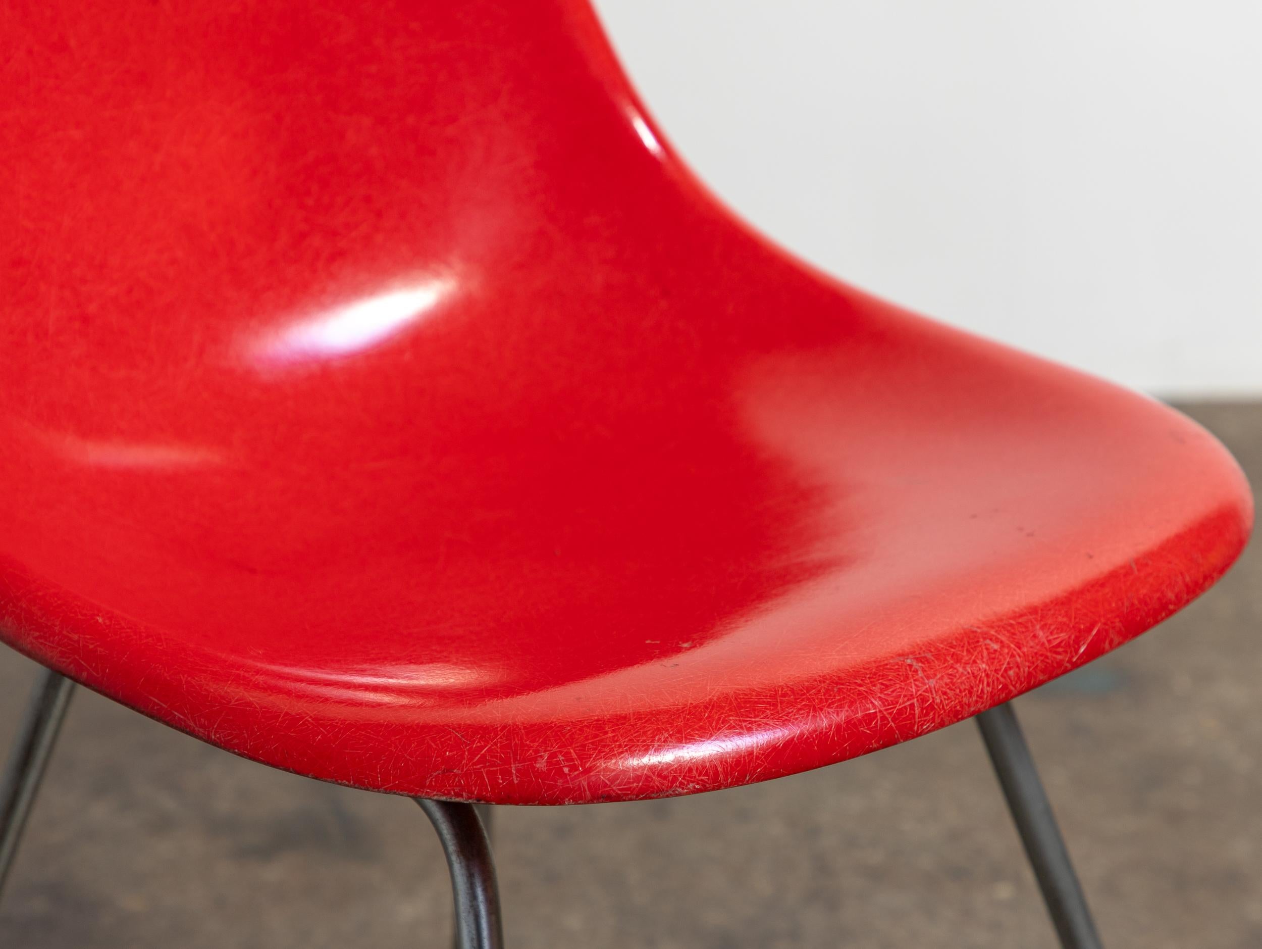 Rojo Carmesí Eames Herman Miller Vintage  Sillas con carcasa de fibra de vidrio Fibra de vidrio en venta