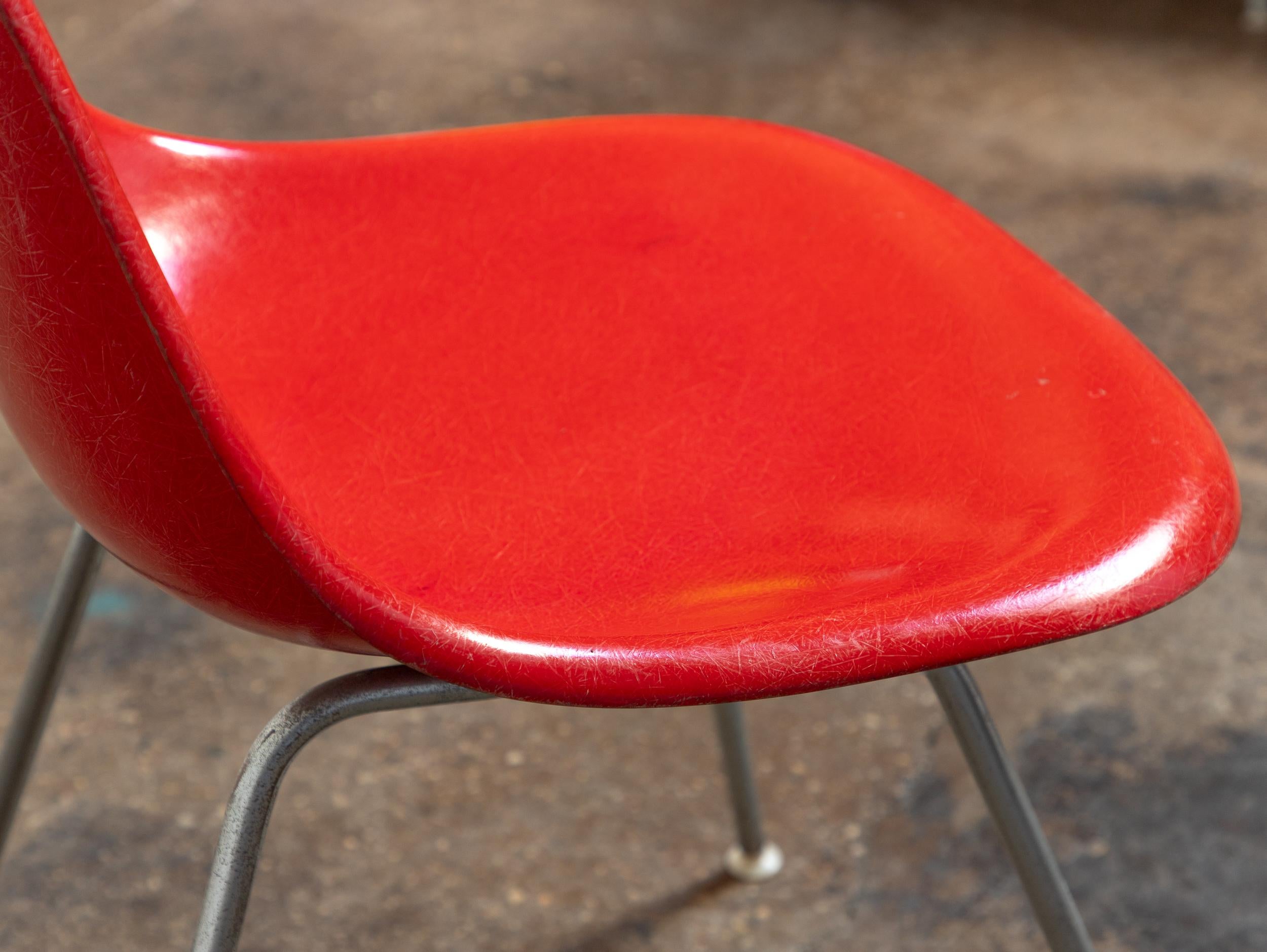 Rojo Carmesí Eames Herman Miller Vintage  Sillas con carcasa de fibra de vidrio en venta 1