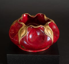 Rote Krokusvase im Jugendstil von Vinsce Wartha für Zsolnay Porcelánmanufaktúra Zrt