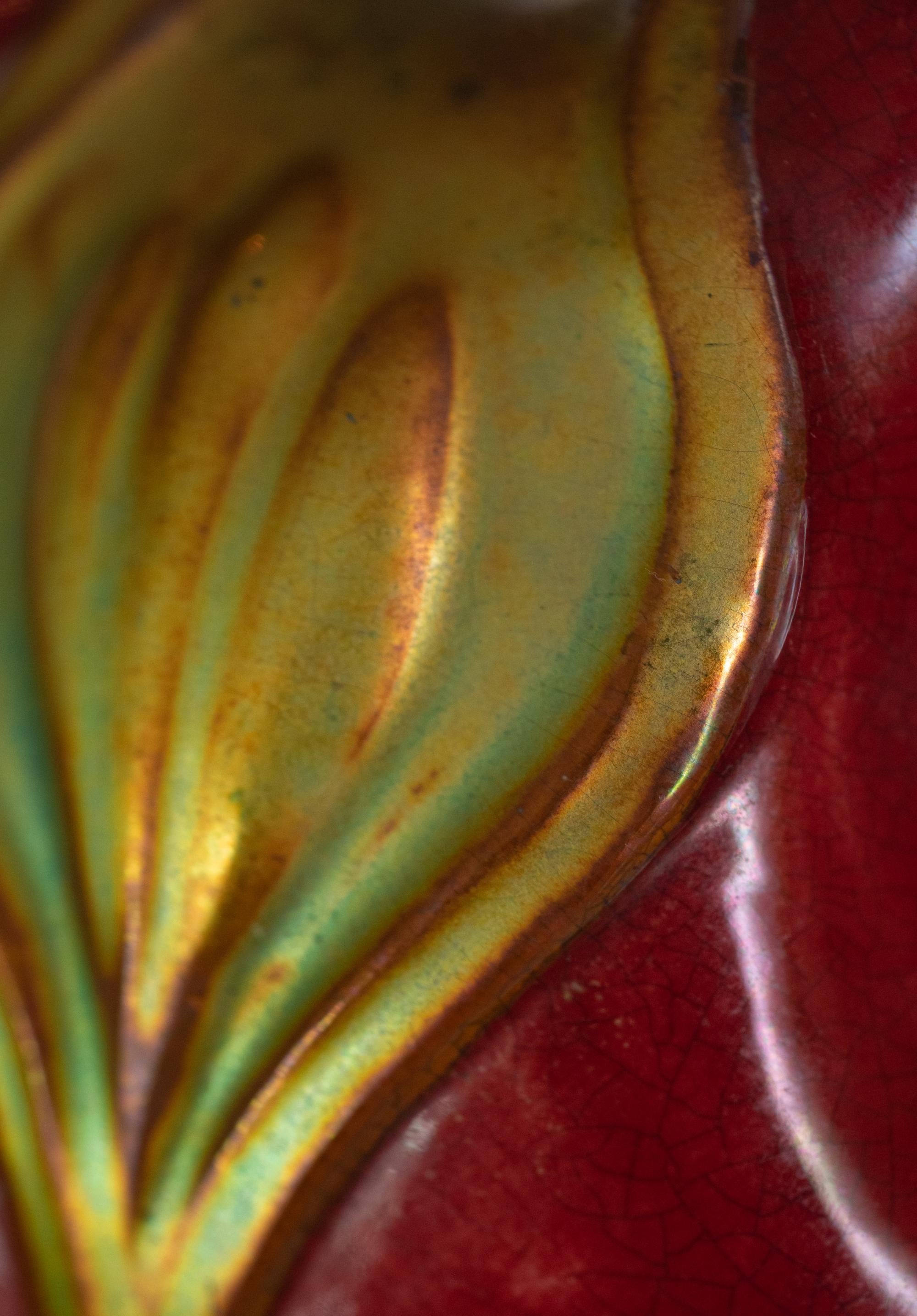 Inizio XX secolo Vaso Art Nouveau Red Crocus di Vinsce Wartha per Zsolnay Porcelánmanufaktúra Zrt in vendita