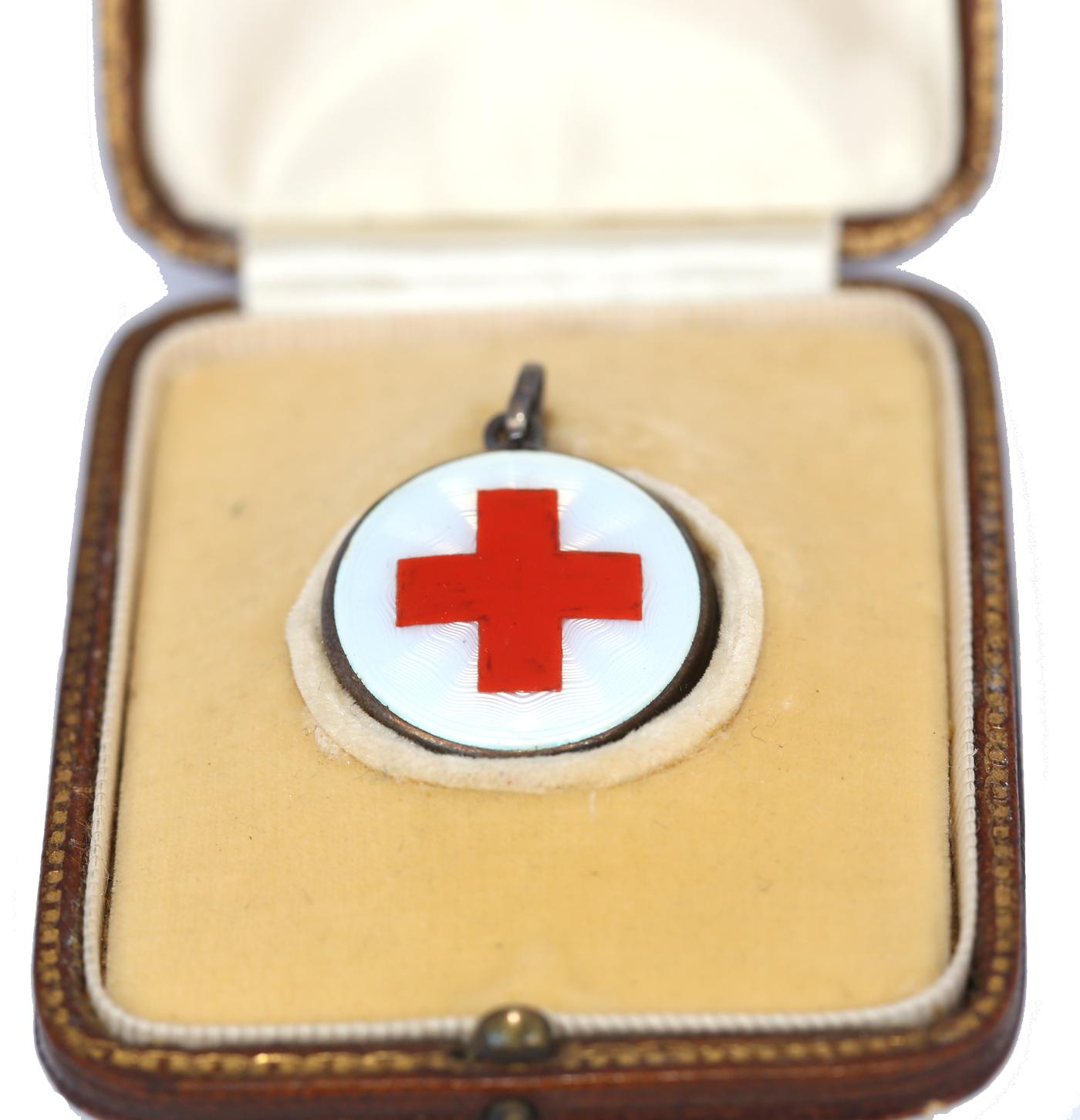 Pendentif Croix Rouge en émail Boîte d'origine, créé en 1920. Pendentif en émail blanc dans l'étui d'origine de John Hall & C Manchester et Liverpool. Outre sa qualité exceptionnelle, ce bijou a une signification historique. Il a été remis au