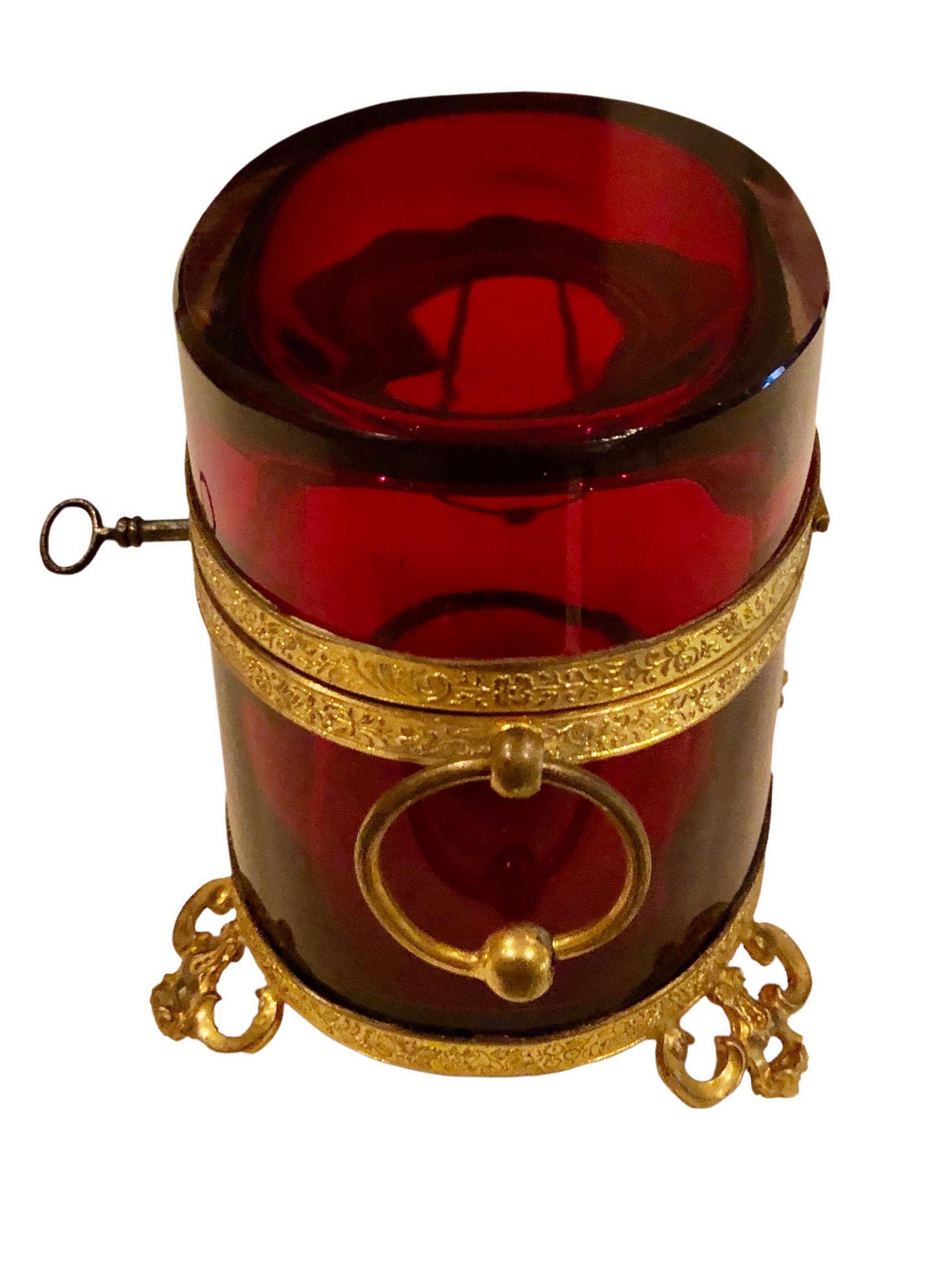 Red Crystal and Doré Bronze Box In Good Condition For Sale In Tampa, FL