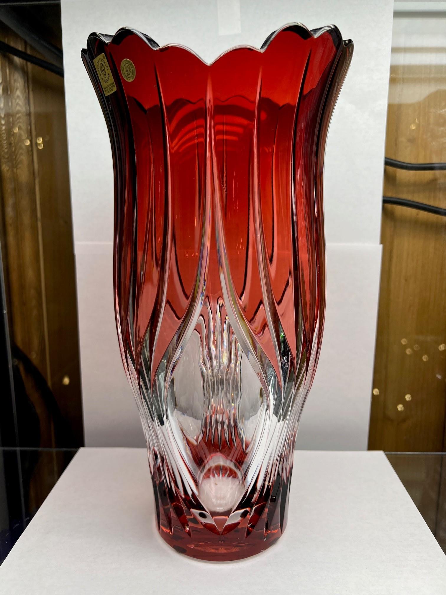Atemberaubende Vase aus handgeschliffenem Bleikristall, die von den Händen der besten tschechischen Glasmacher als Kunstwerk geschaffen wurde. Die Caesar Crystal Company in der Tschechischen Republik vertreibt seit 1861 handgeschliffene