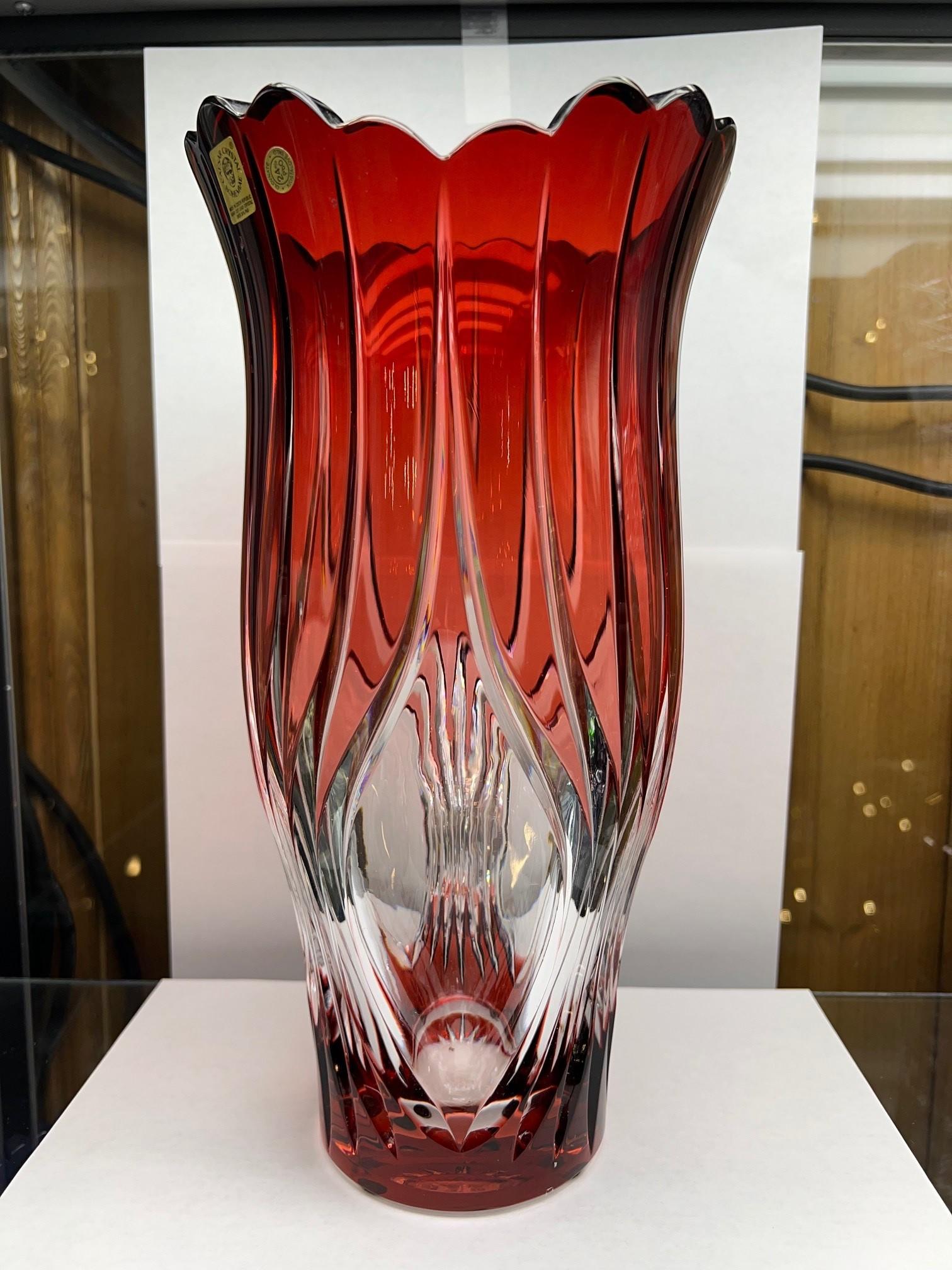 Rote Kristallvase von Caesar Crystal Bohemiae Co. Tschechische Republik im Zustand „Gut“ im Angebot in Stamford, CT