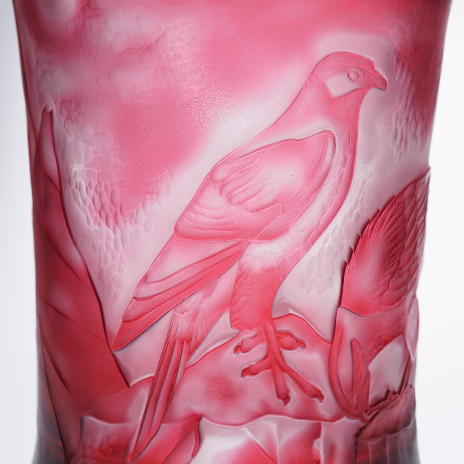 Vase aus rotem Kristall in Adlerform, zeitgenössischer Stil (Kampagne) im Angebot