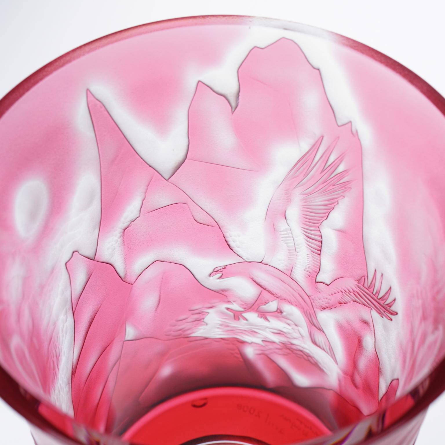 Vase aus rotem Kristall in Adlerform, zeitgenössischer Stil (Graviert) im Angebot