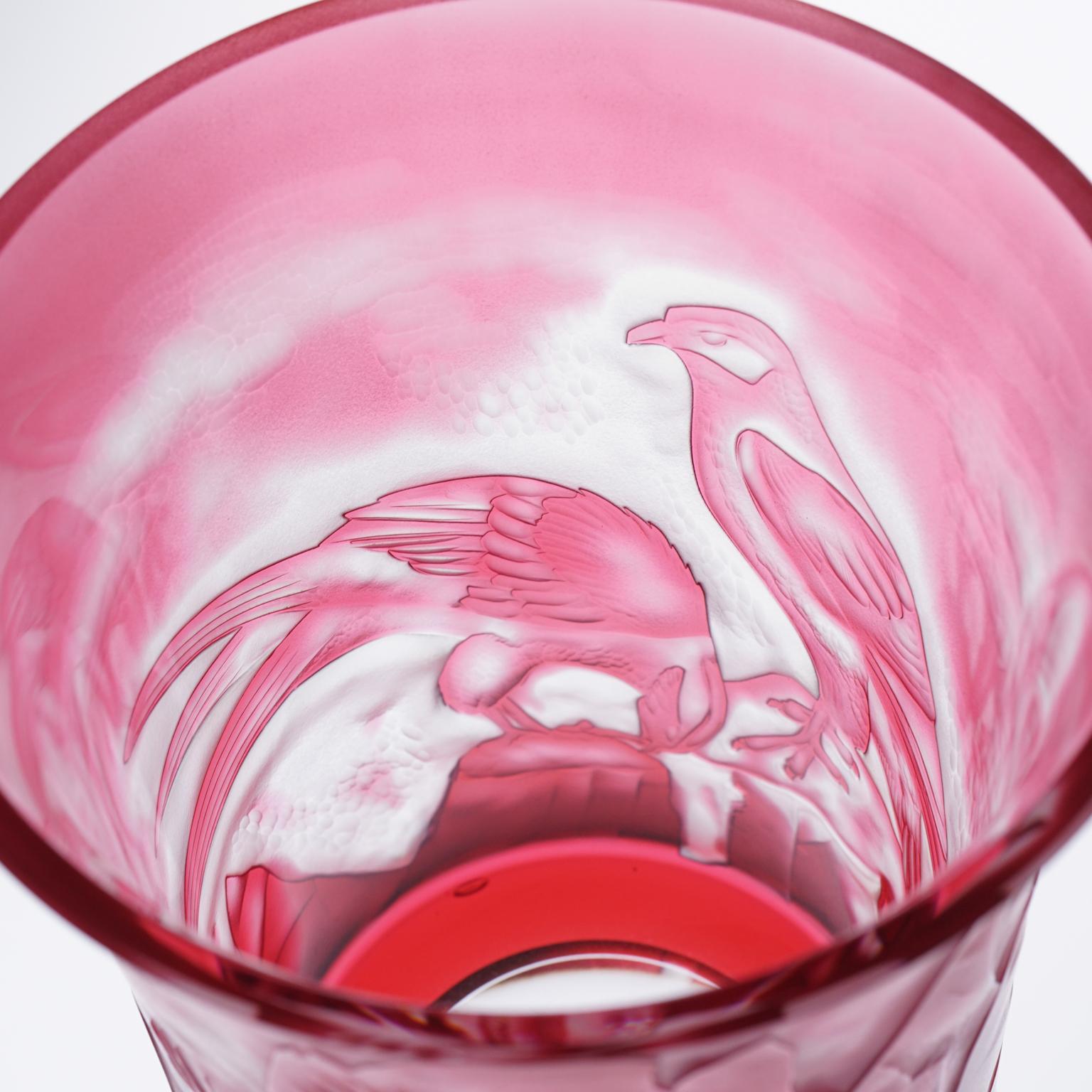 Vase aus rotem Kristall in Adlerform, zeitgenössischer Stil im Zustand „Neu“ im Angebot in Montbronn, FR