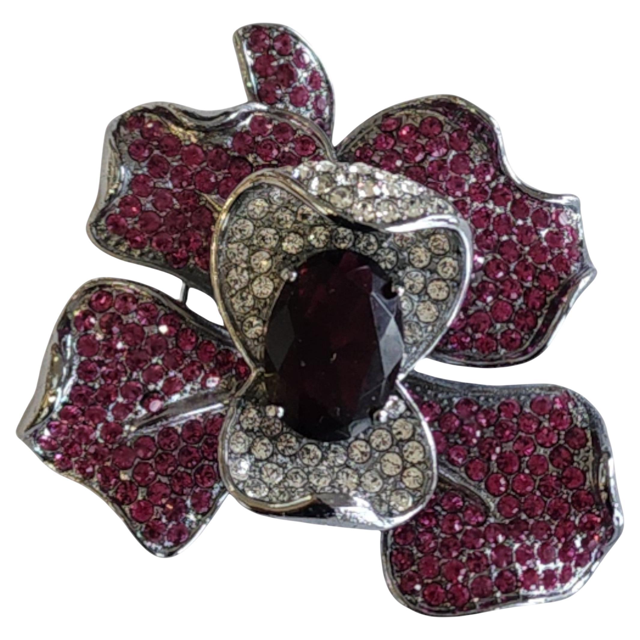 Orchideenbrosche mit rotem Kristall und weißem Pavé, rhodiniert im Angebot