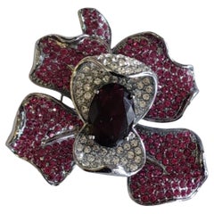 Spilla Orchidea rodiata con pavé bianco e cristallo rosso