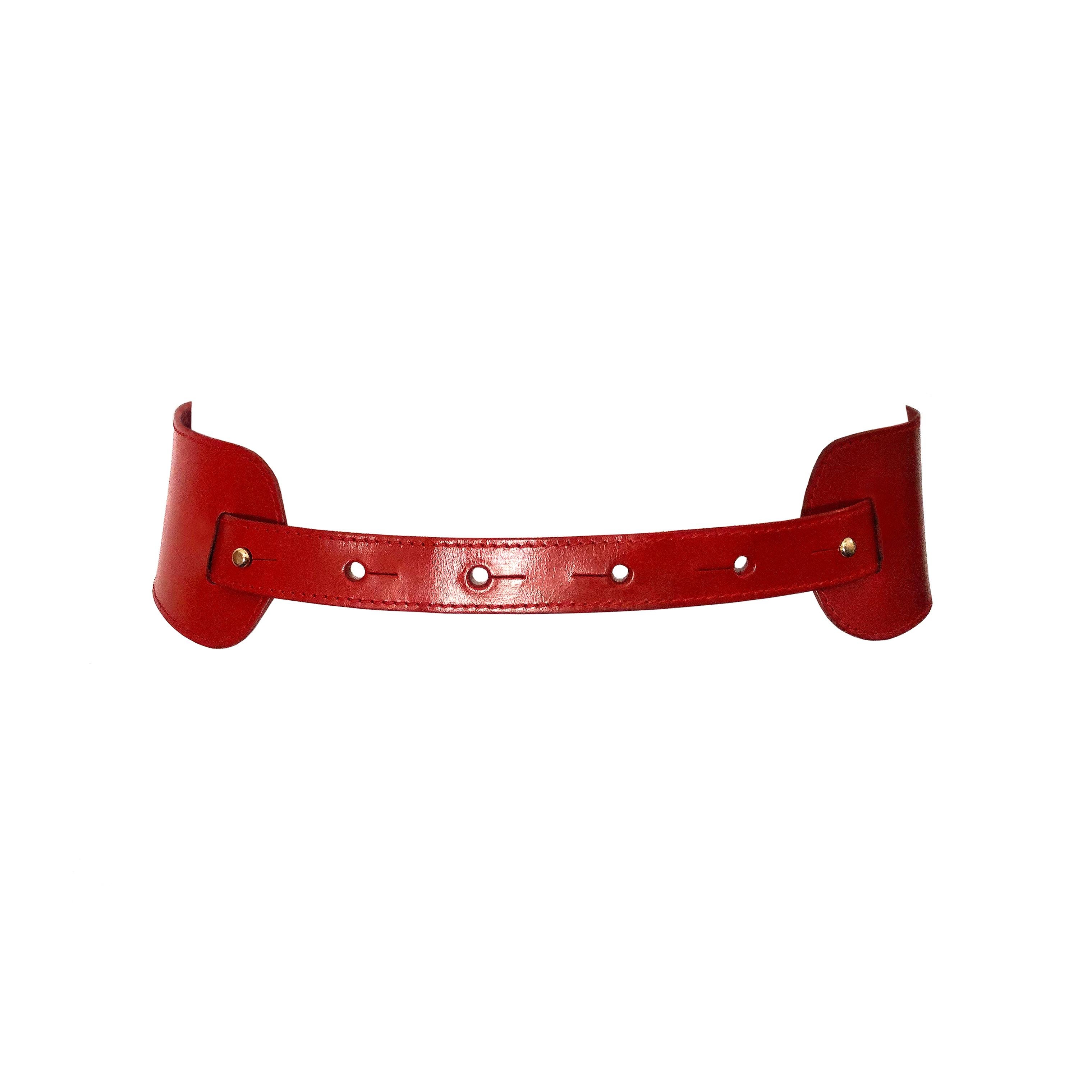 Détails du produit : Ceinture en cuir rouge à découpes - x 3 découpes / Ceinture frontale - Pièce unique - Fabriquée à la main par un artisan du cuir - Fermeture réglable par rivets en laiton - avec 6 trous de réglage de la taille.

Contenu du tissu