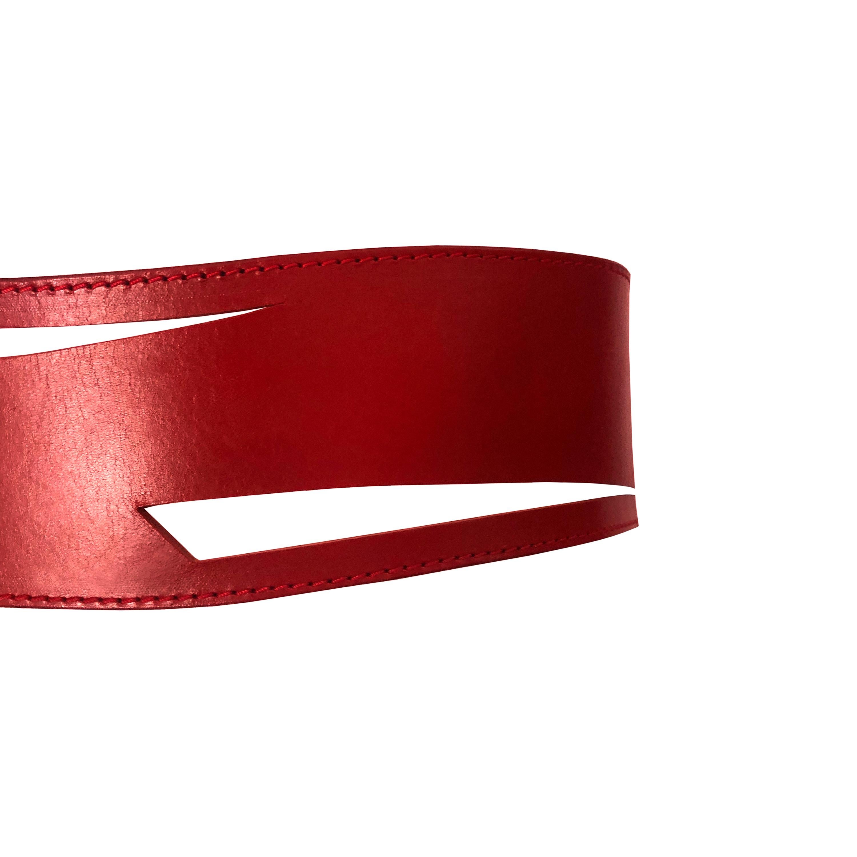 Rouge Ceinture en cuir rouge découpée - Pièce unique - Leather Artisan - 6 trous de réglage de la taille en vente