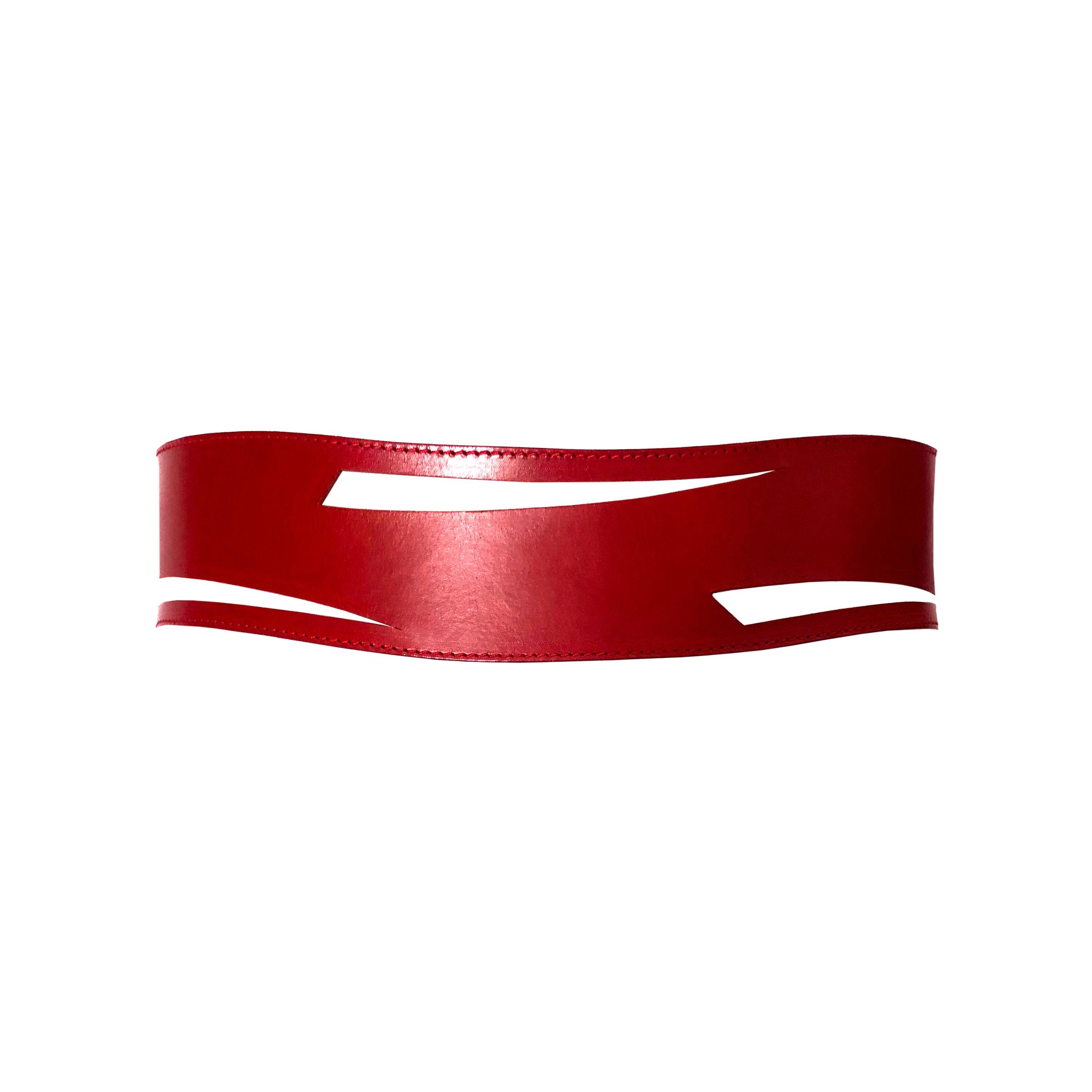 Ceinture en cuir rouge découp�ée - Pièce unique - Leather Artisan - 6 trous de réglage de la taille Bon état - En vente à KENT, GB