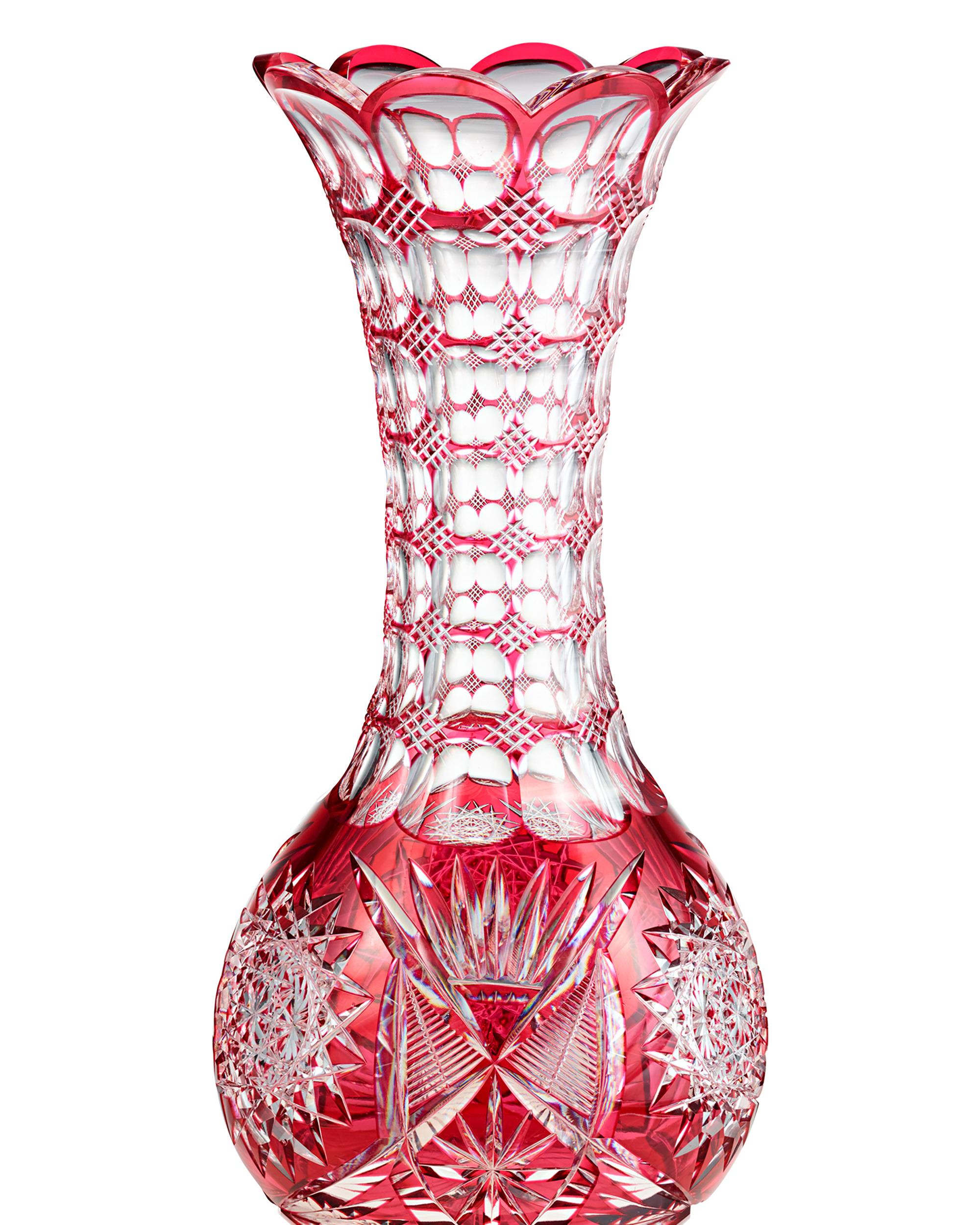 Ce vase en verre taillé remarquablement exquis a été fabriqué par l'une des plus anciennes verreries des États-Unis, Pairpoint. La décoration élaborée de la coupe à la transparence est brillamment coupée d'un rouge vif frappant à la transparence