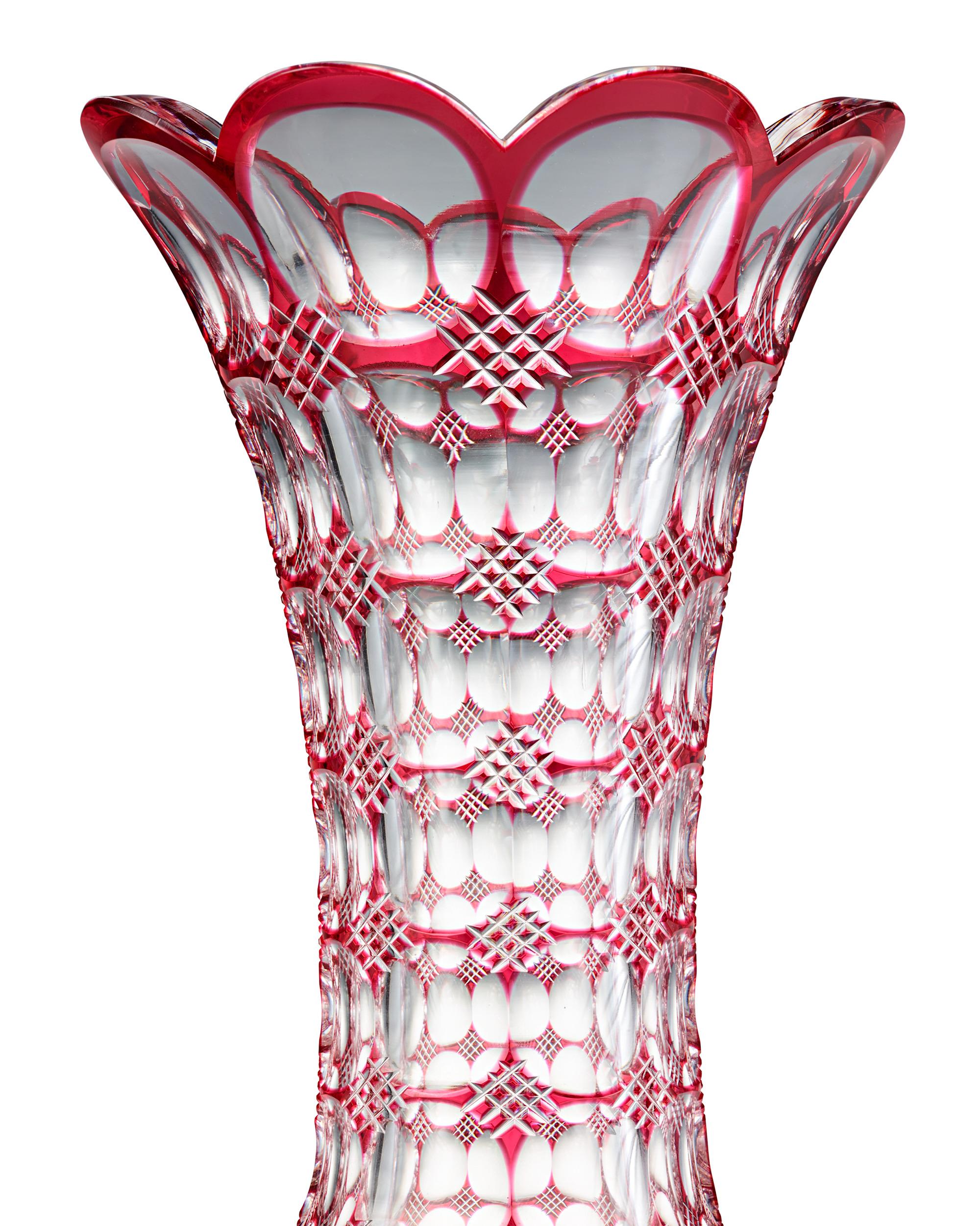 Américain Vase en verre rouge à oreilles découpées par Pairpoint en vente