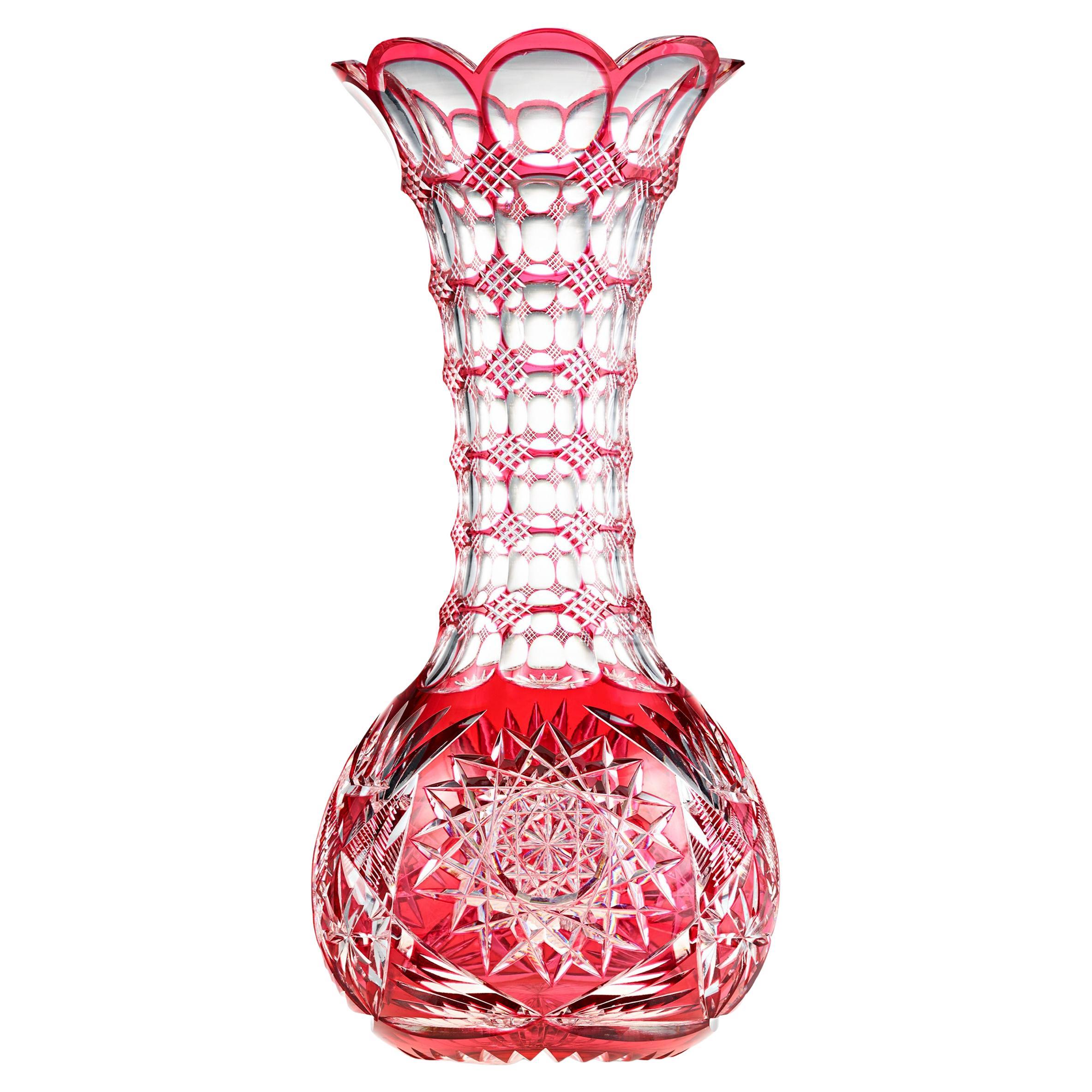 Vase en verre rouge à oreilles découpées par Pairpoint en vente