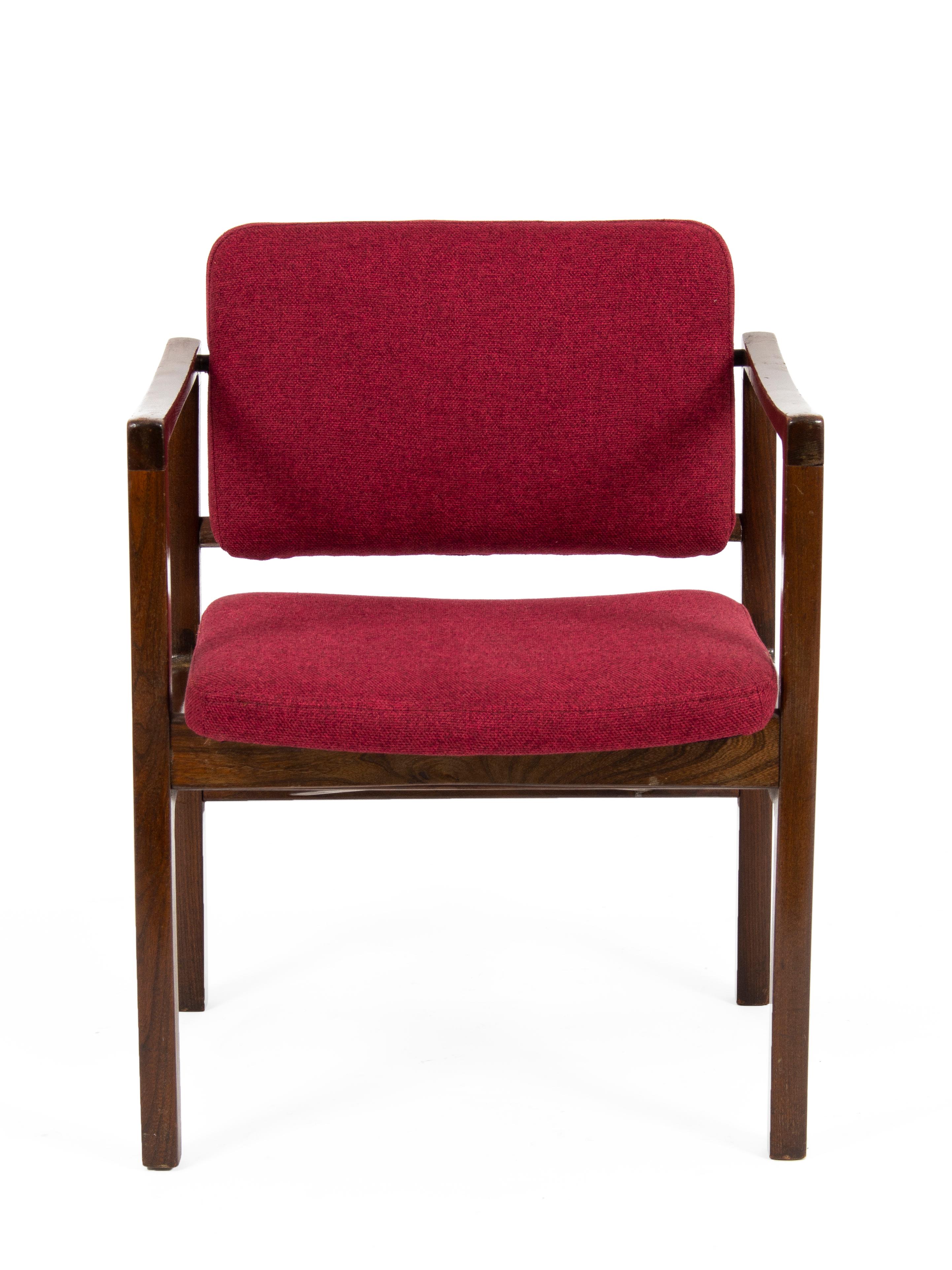 Ensemble de fauteuils rouges tchécoslovaques modernes du milieu du siècle, 8 pièces Bon état - En vente à Budapest, HU