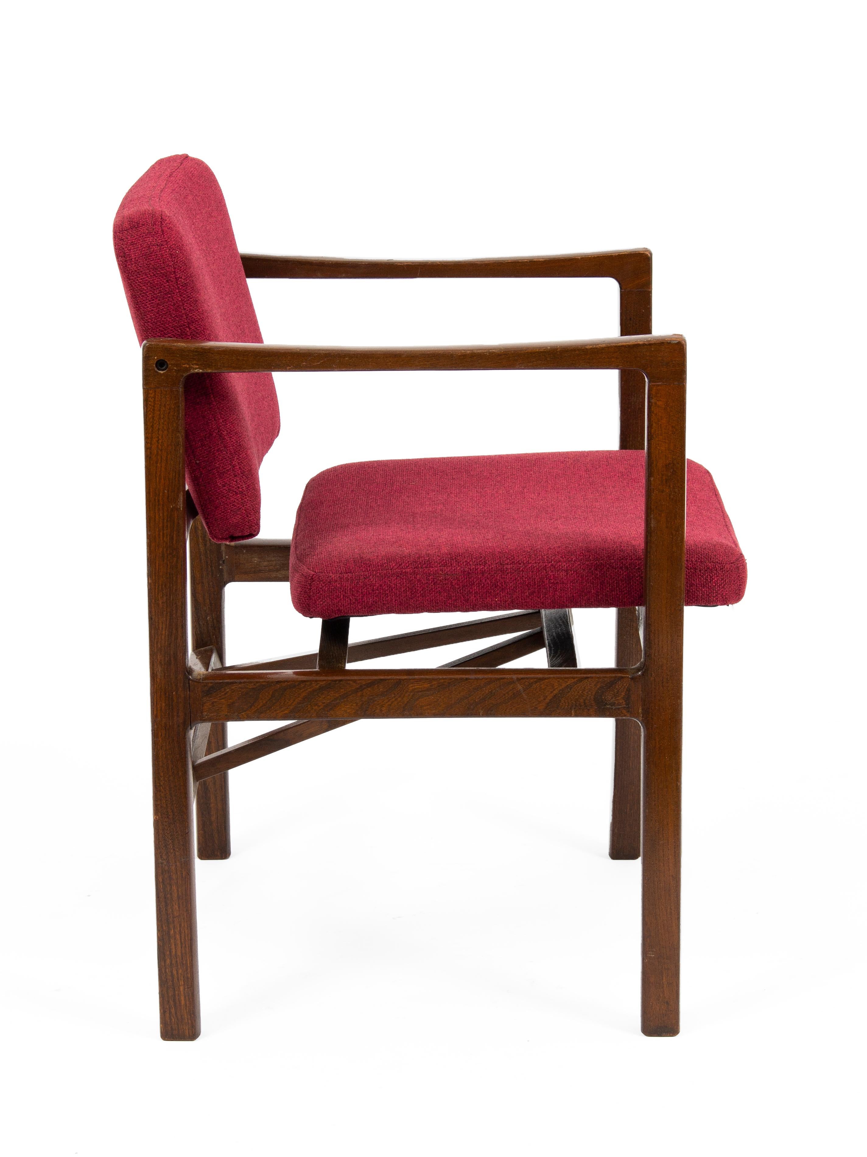 Tissu d'ameublement Ensemble de fauteuils rouges tchécoslovaques modernes du milieu du siècle, 8 pièces en vente