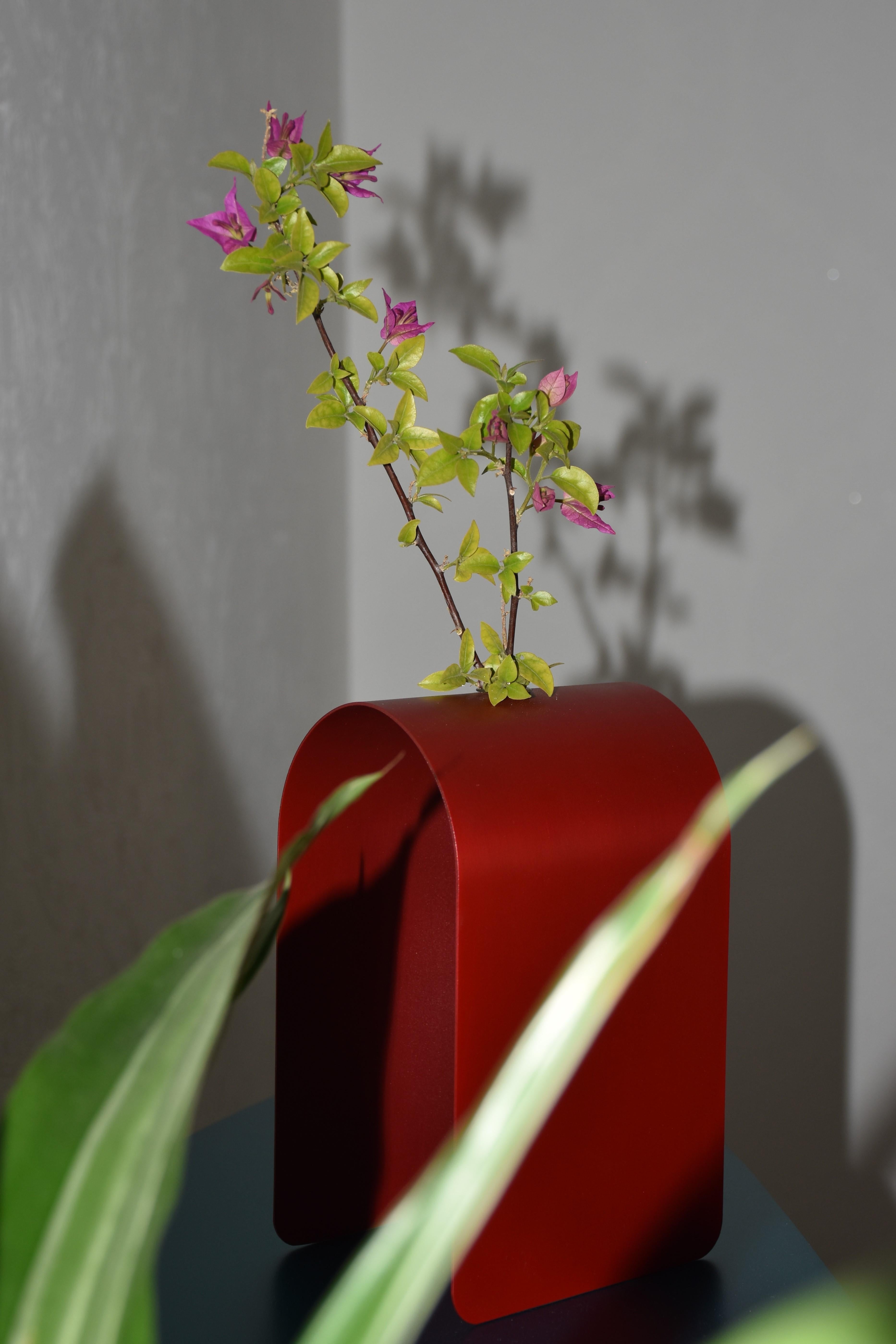 Postmoderno Vaso Red Dahlia di WM Metal Design in vendita