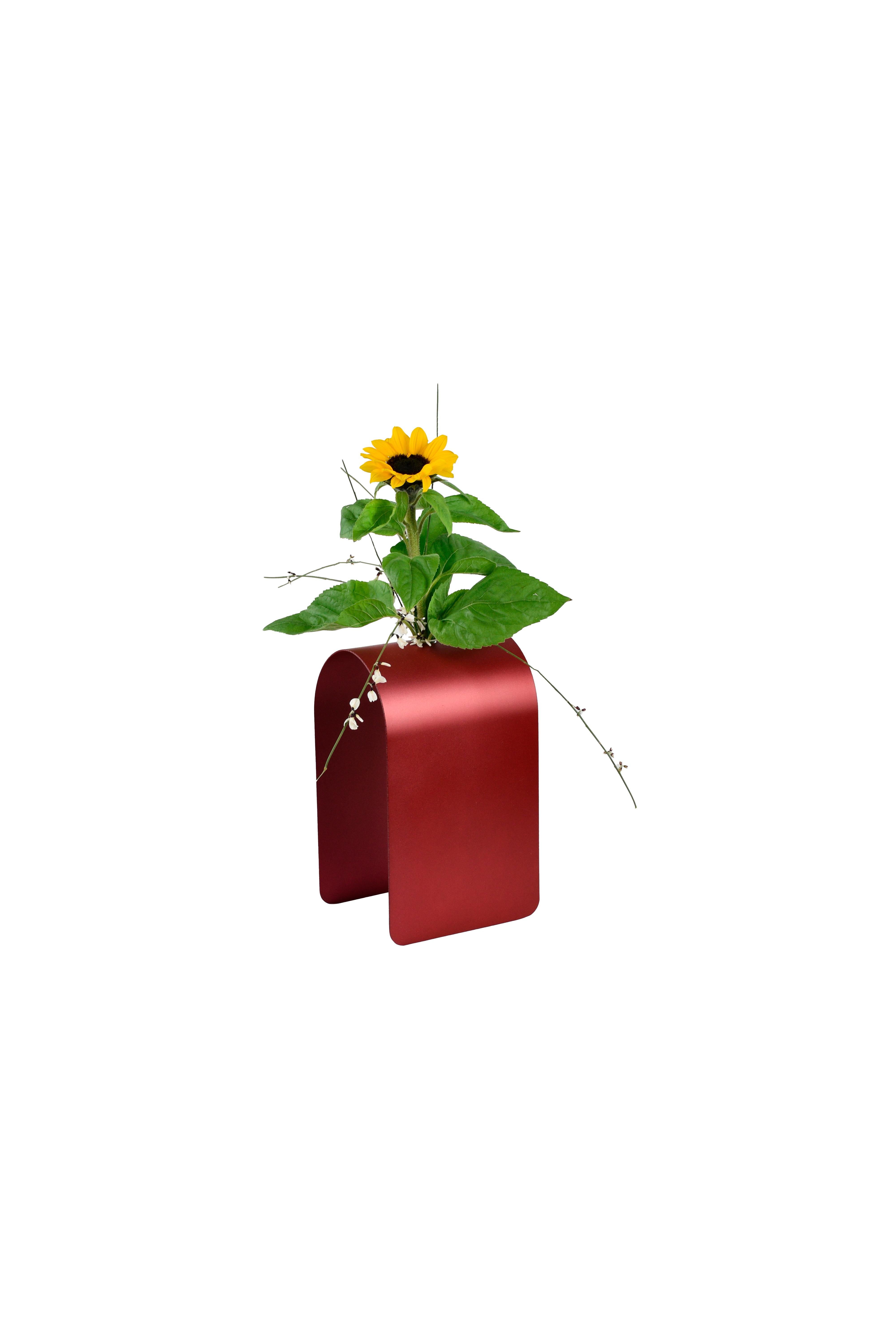 Italiano Vaso Red Dahlia di WM Metal Design in vendita