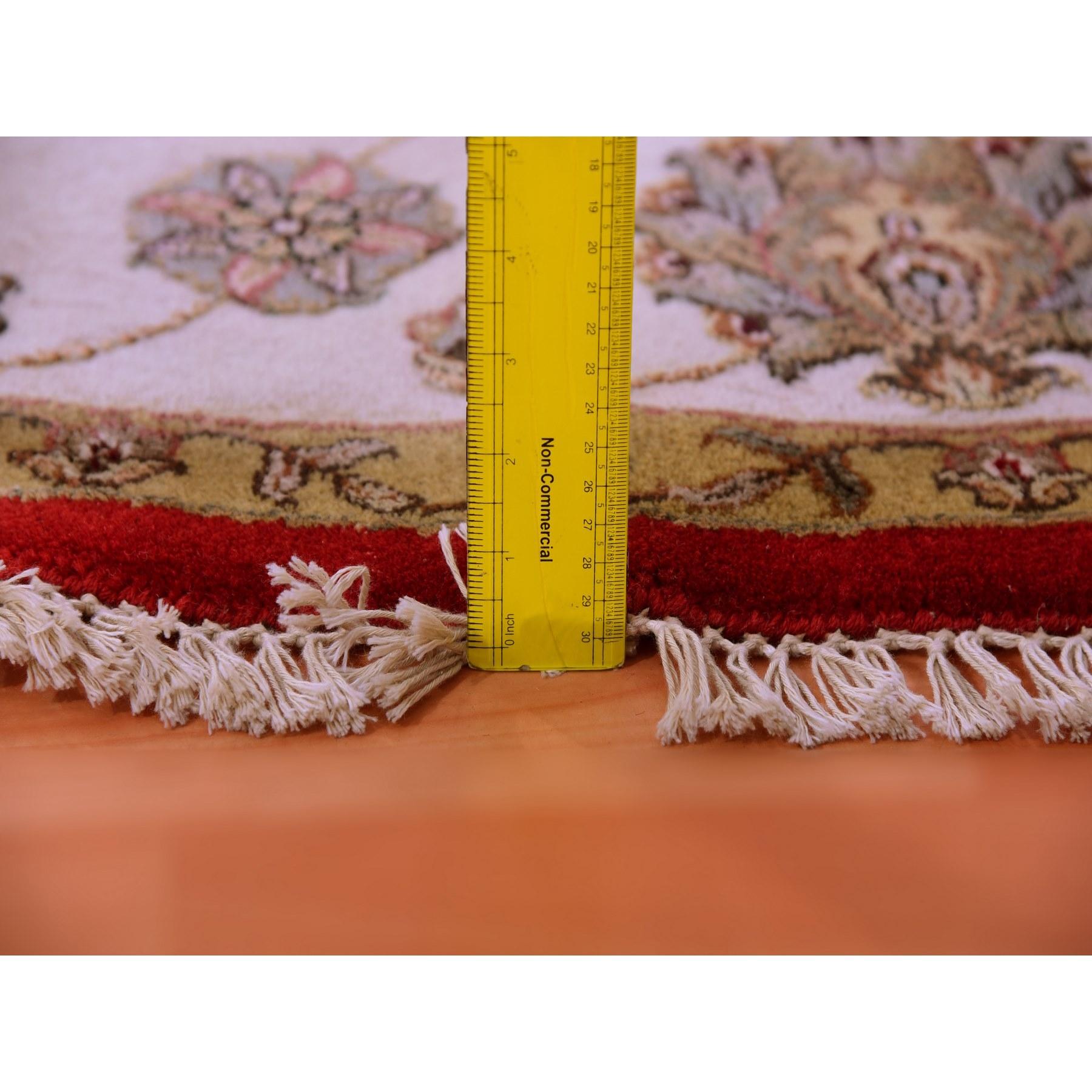 Tappeto rotondo Red Dahlia in lana e seta annodato a mano con design del Rajasthan 7'10