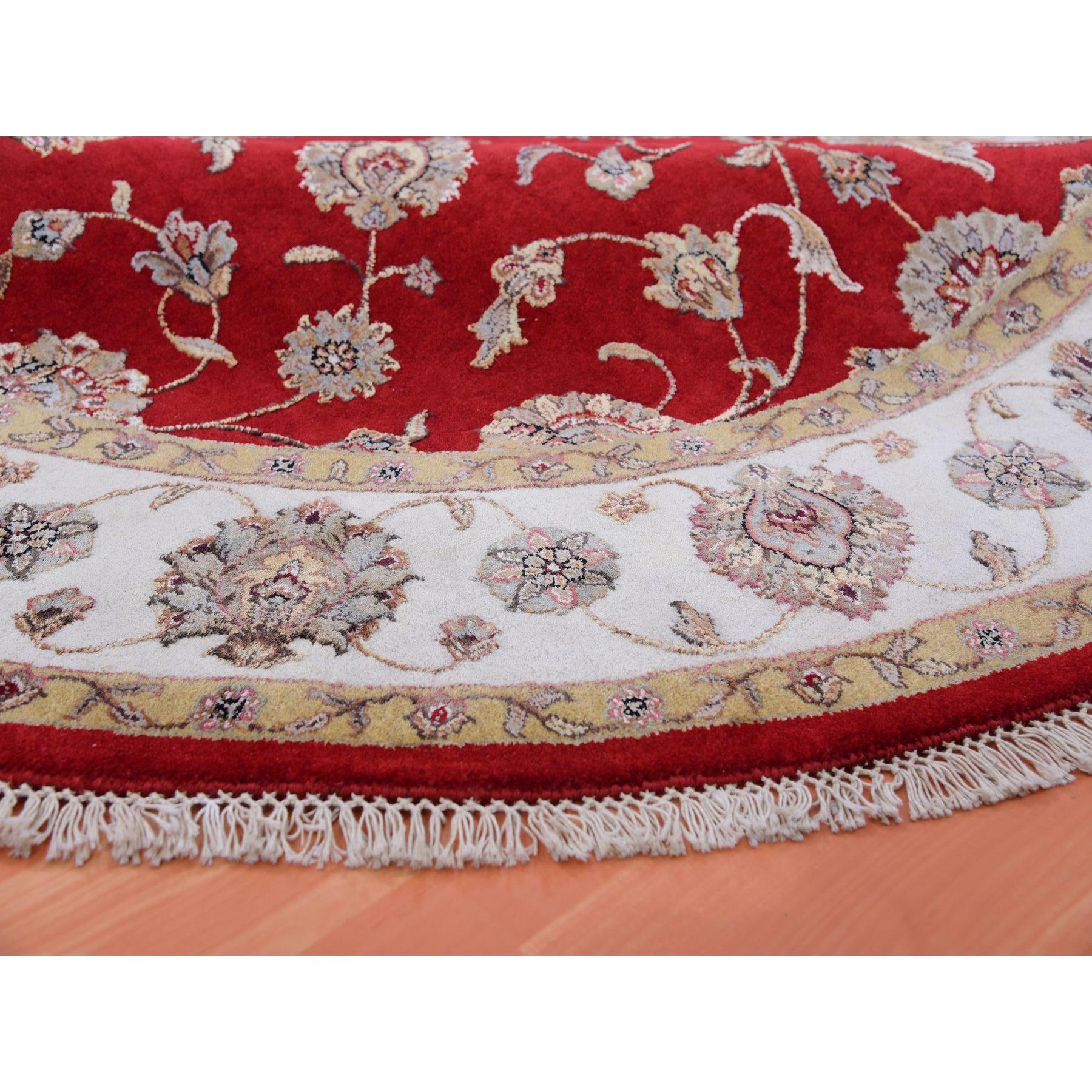 Tappeto rotondo Red Dahlia in lana e seta annodato a mano con design del Rajasthan 7'10