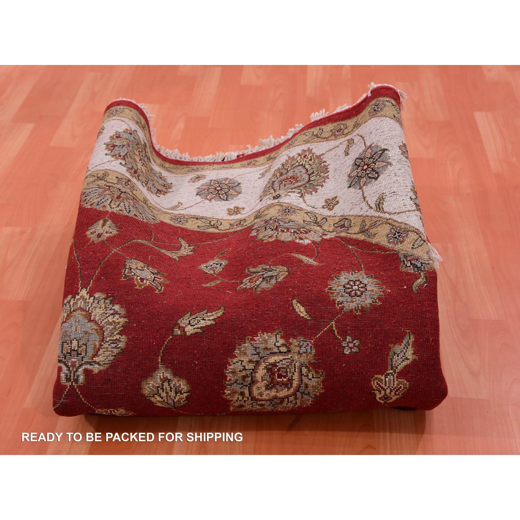Tappeto rotondo Red Dahlia in lana e seta annodato a mano con design del Rajasthan 7'10
