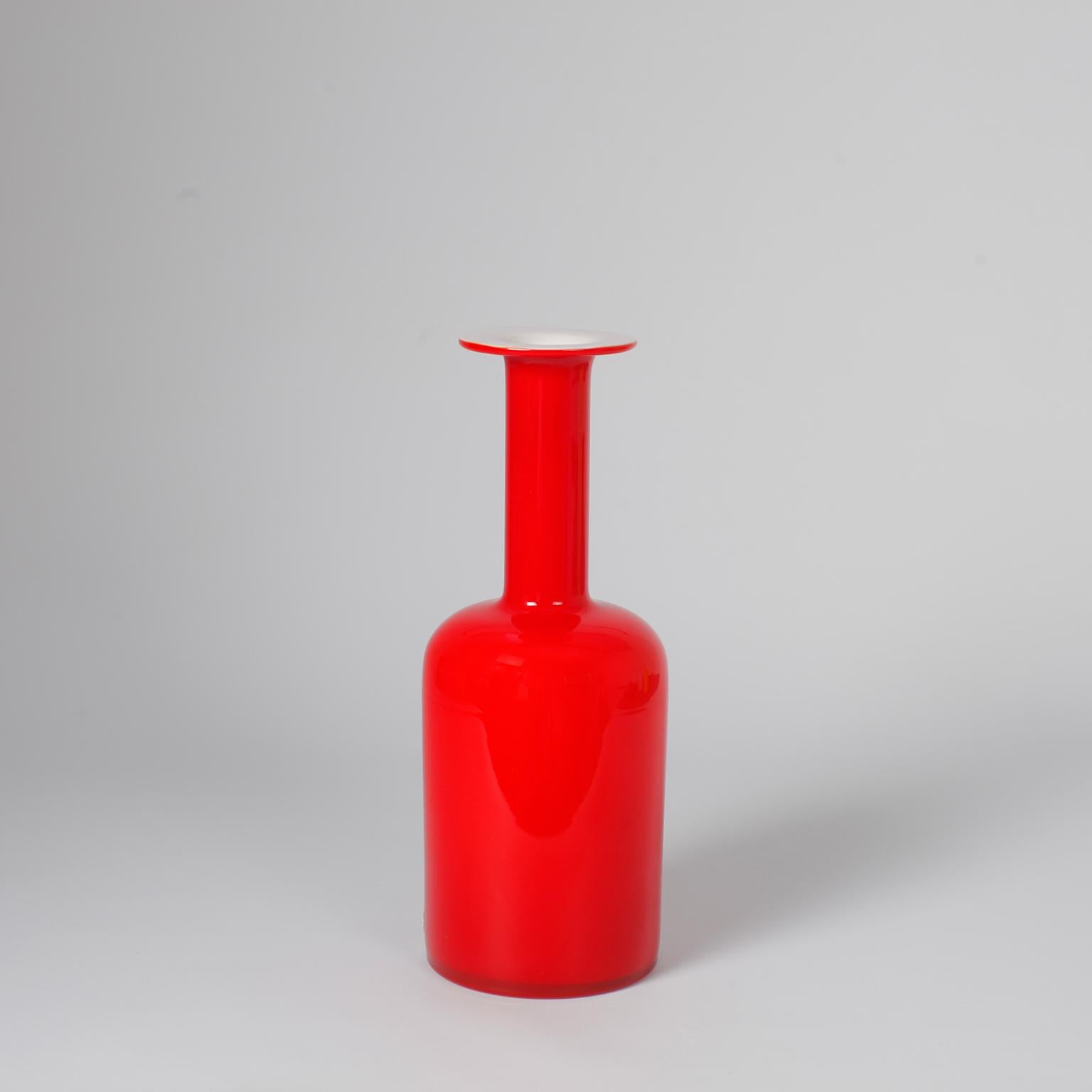 Moderne skandinavische Vasen aus rot gefärbtem Glas,
Entworfen von Otto Brauer für Holmegaard Dänemark, 1960er Jahre.
Maße: Höhe 24,5 cm
etikettiert