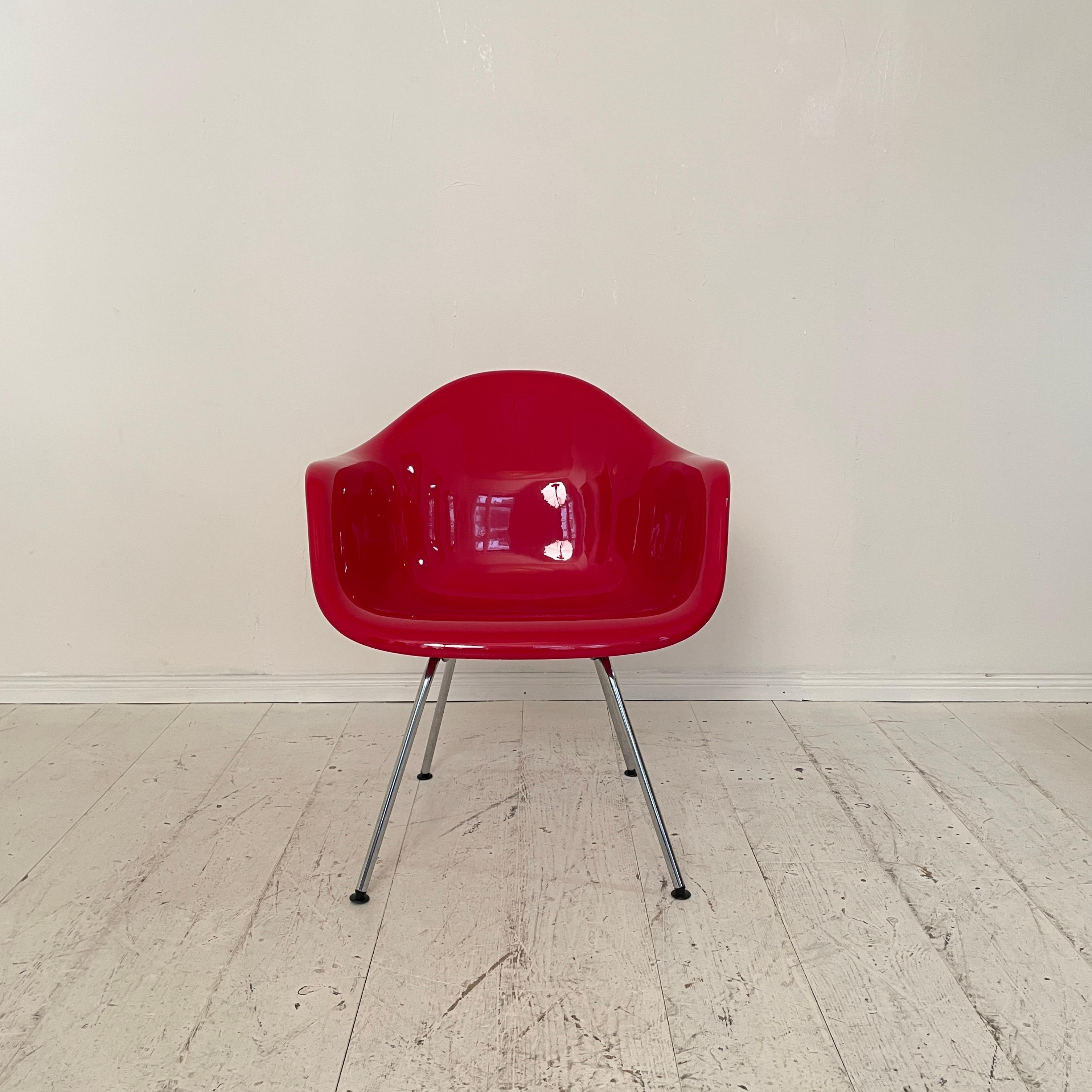 Magnifique et rare chaise longue Dax avec piètement en H. 
Cette version est un peu plus basse que les autres modèles.
Seulement 42 cm de haut au lieu de 45 cm. 
La coque en fibre de verre est recouverte d'un revêtement en poudre d'un beau rouge. La