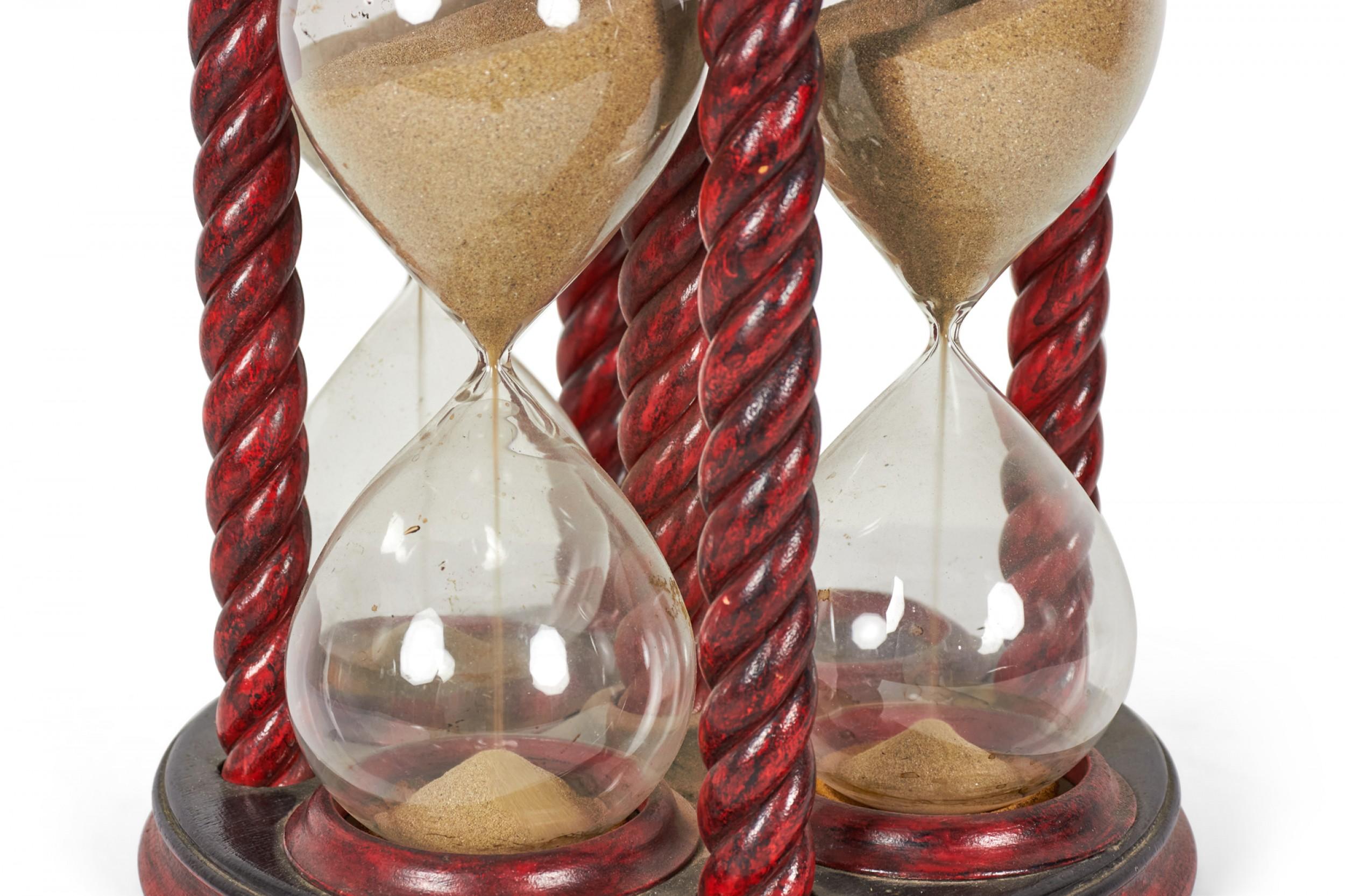 Laque décorée rouge, compteur d'heures à quatre unités

Il manque un sablier