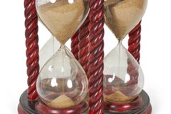 Rote Lack-Sanduhr im Renaissance-Stil, Glas aus dem 20. Jahrhundert