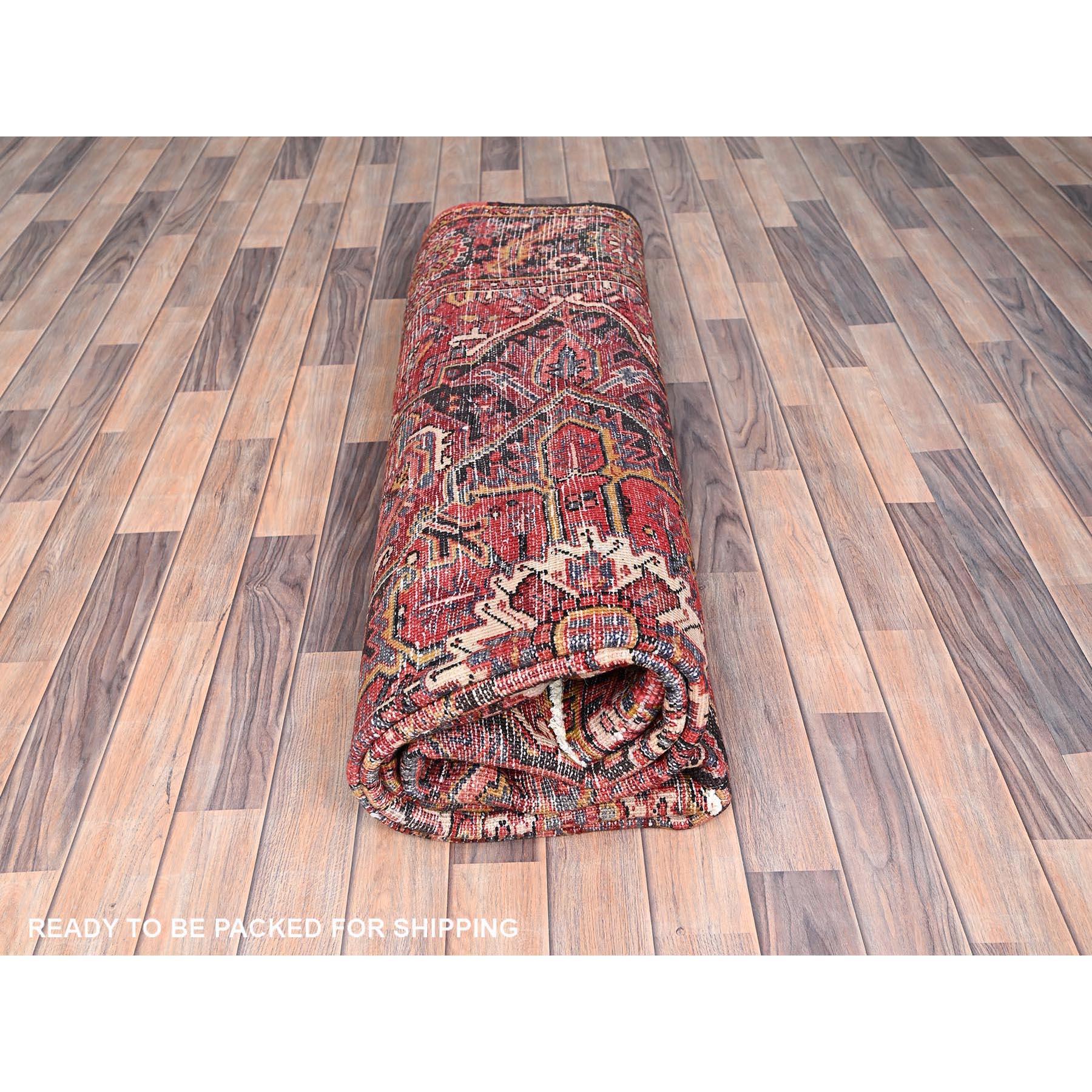Roter handgeknüpfter Vintage böhmischer persischer Heriz-Teppich aus Wolle im Distressed-Look im Angebot 3