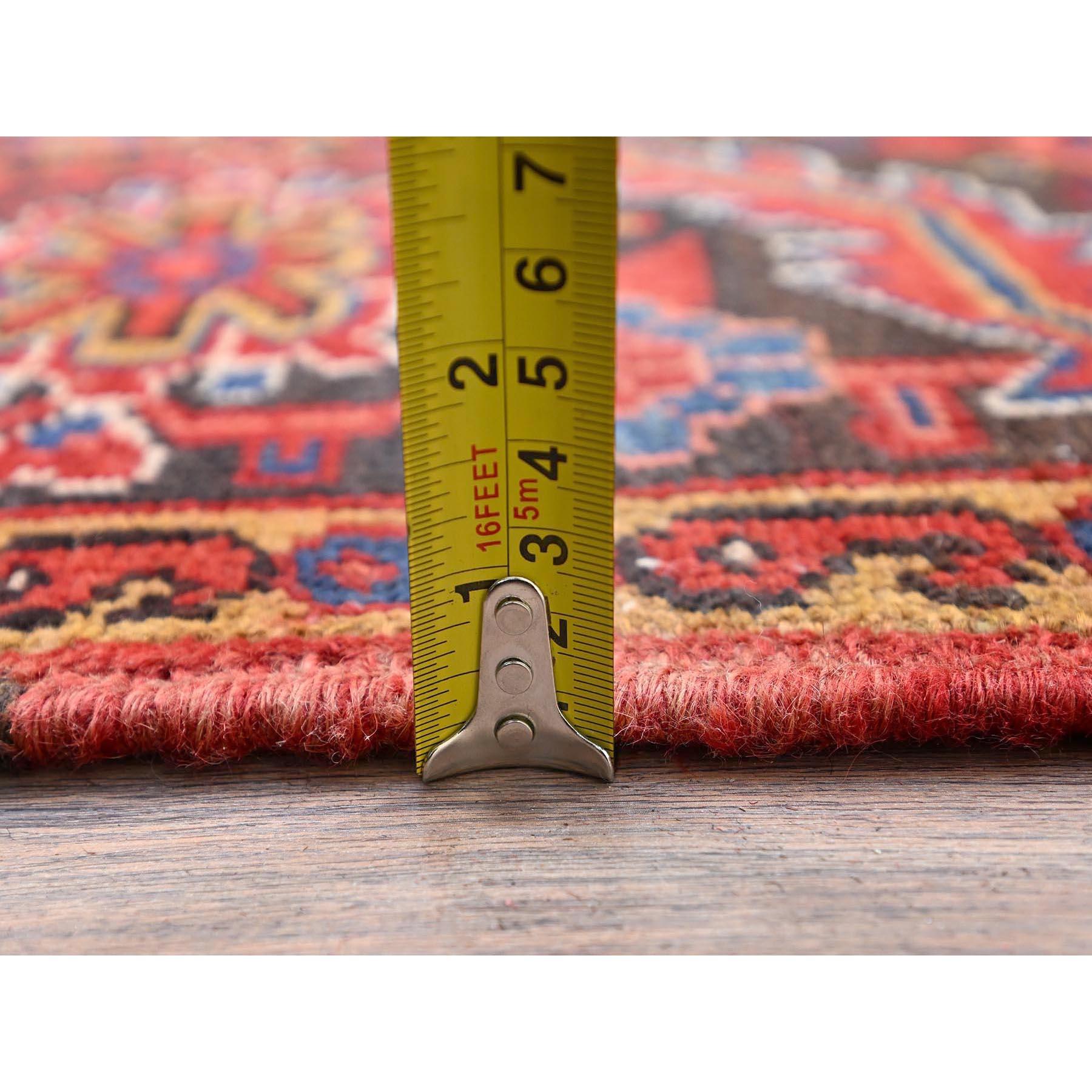 Roter handgeknüpfter Vintage böhmischer persischer Heriz-Teppich aus Wolle im Distressed-Look im Angebot 4