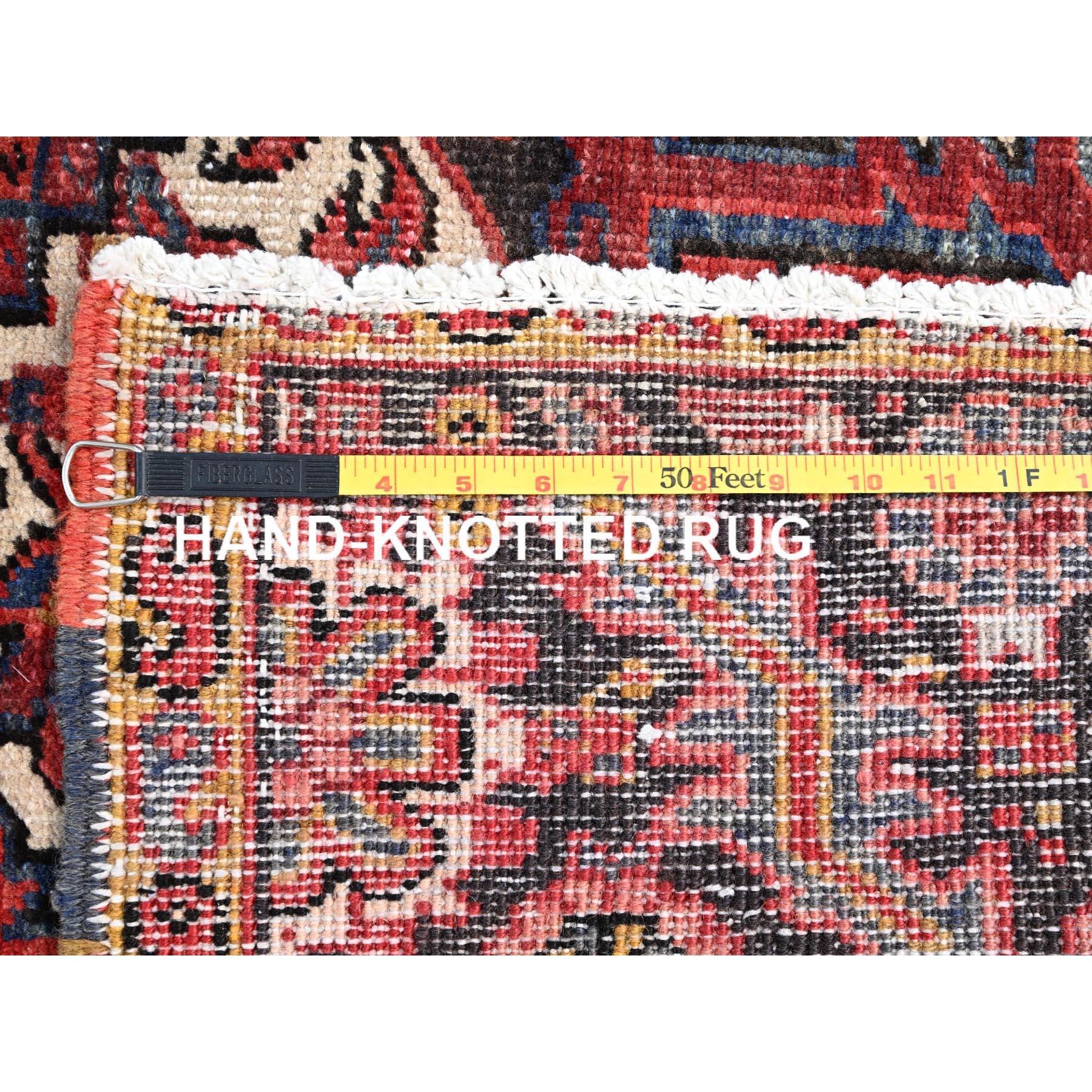 Roter handgeknüpfter Vintage böhmischer persischer Heriz-Teppich aus Wolle im Distressed-Look im Angebot 5
