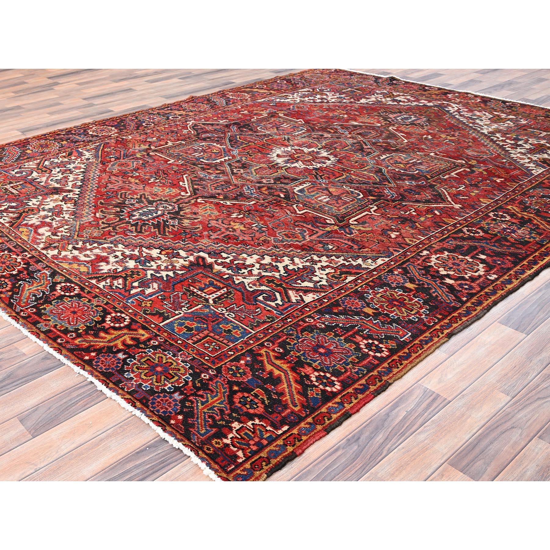 Roter handgeknüpfter Vintage böhmischer persischer Heriz-Teppich aus Wolle im Distressed-Look (Persisch) im Angebot