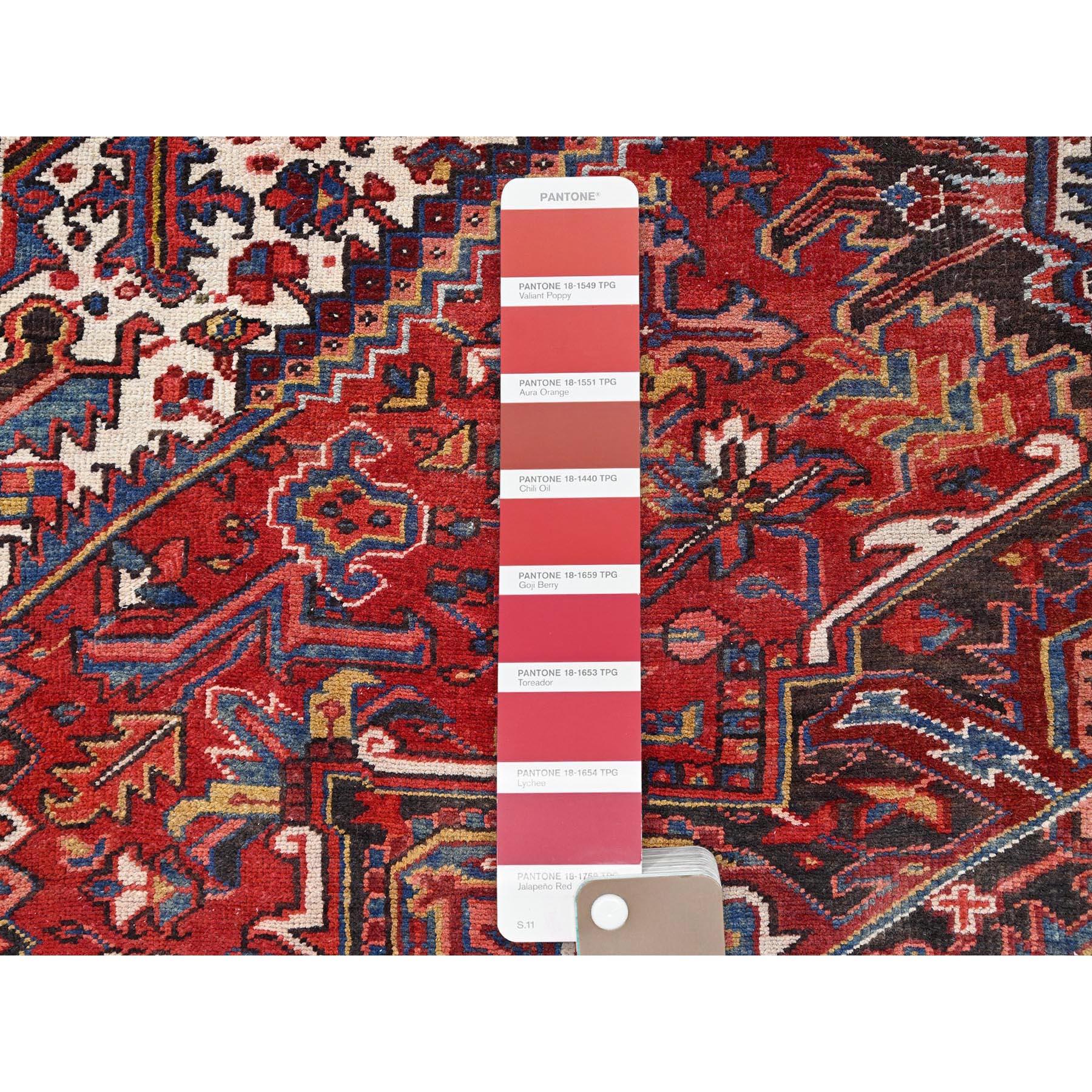 Roter handgeknüpfter Vintage böhmischer persischer Heriz-Teppich aus Wolle im Distressed-Look im Angebot 1