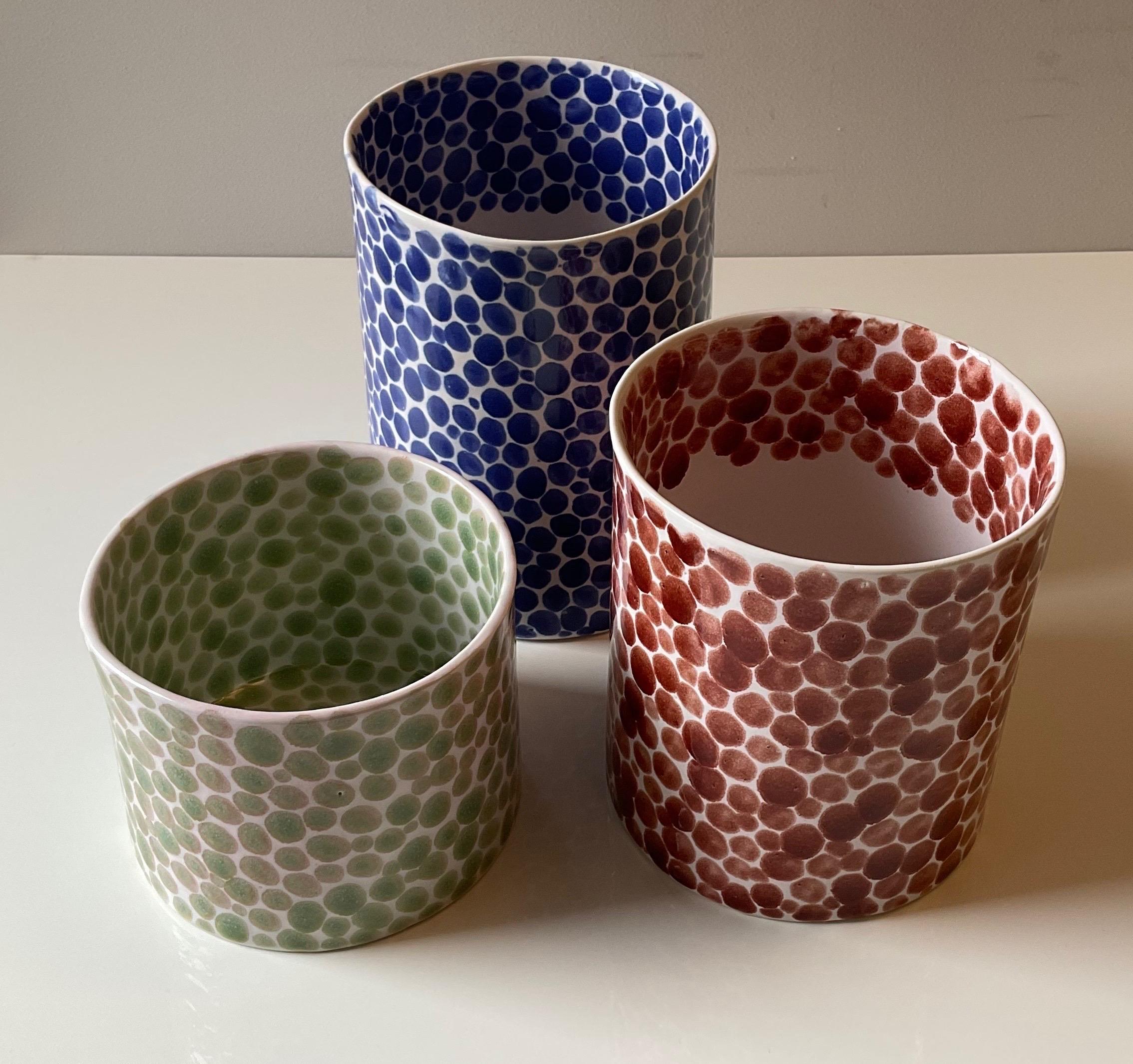 Dipinto a mano Vaso medio in porcellana Red Dot Dot in vendita