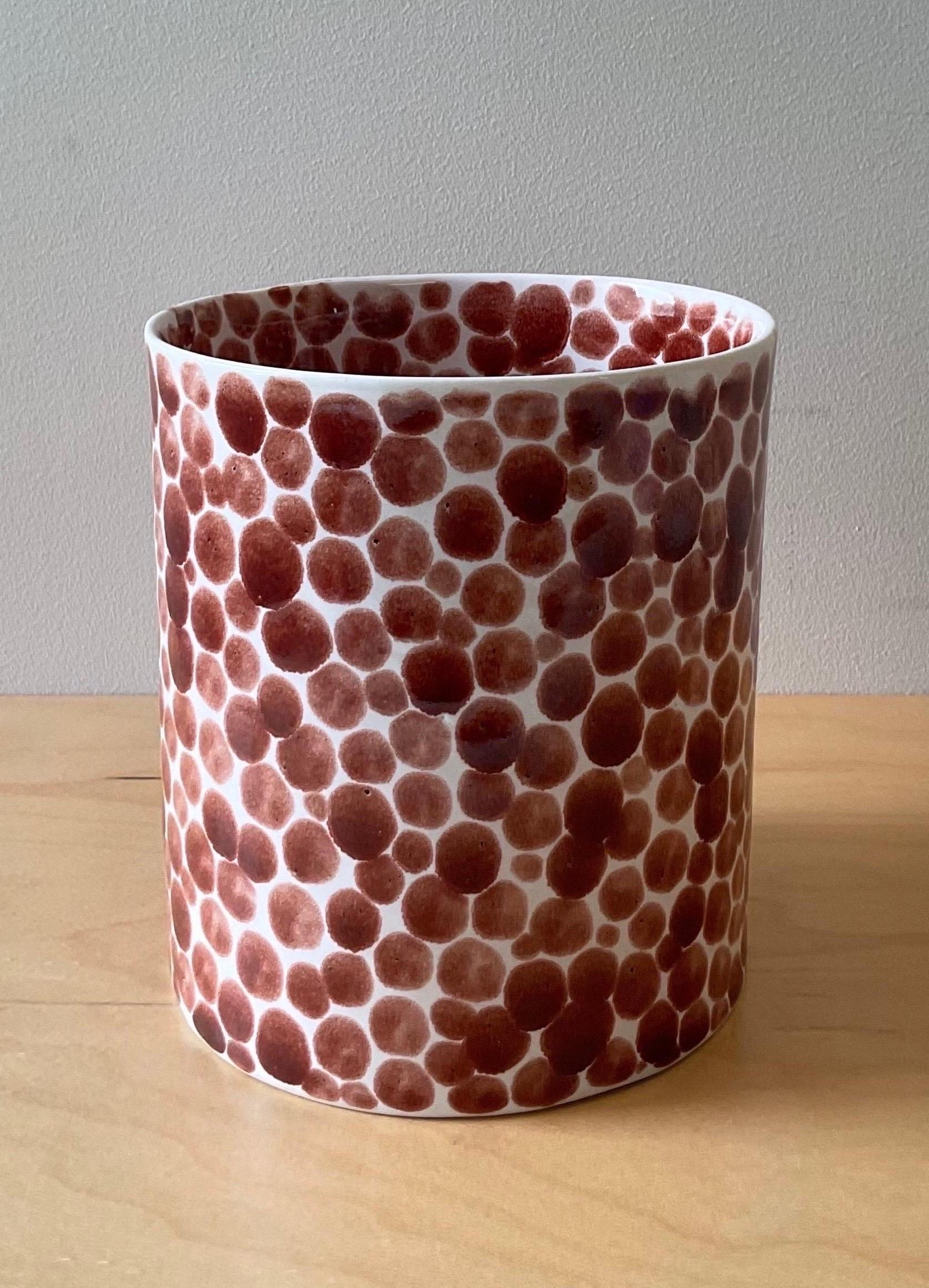 XXI secolo e contemporaneo Vaso medio in porcellana Red Dot Dot in vendita