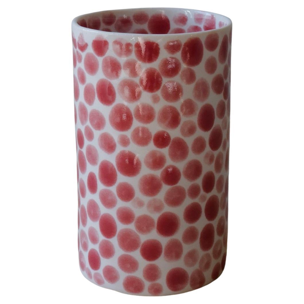 Großer Becher aus Porzellan mit roten Punkten von Lana Kova