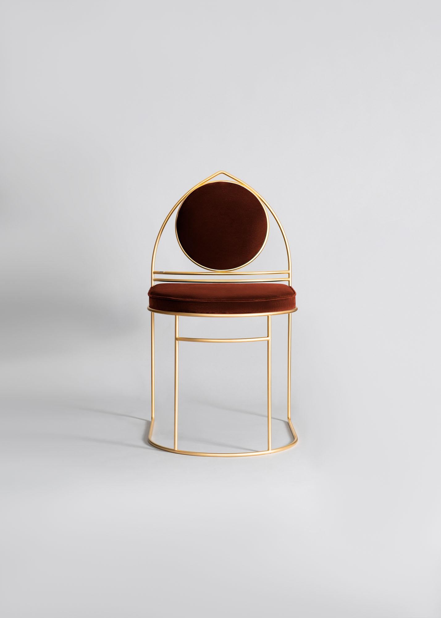 Sedia Red Ducale GT di Enrico Girotti ENRICO
Dimensioni: L x 53 x P 57 x H 95 cm
Materiali: Acciaio massiccio e sagomato con finitura Matte Gold, impreziosito da un rivestimento in velluto lavorato a mano.
Peso: 8 kg. 

Enrico Girotti è un designer