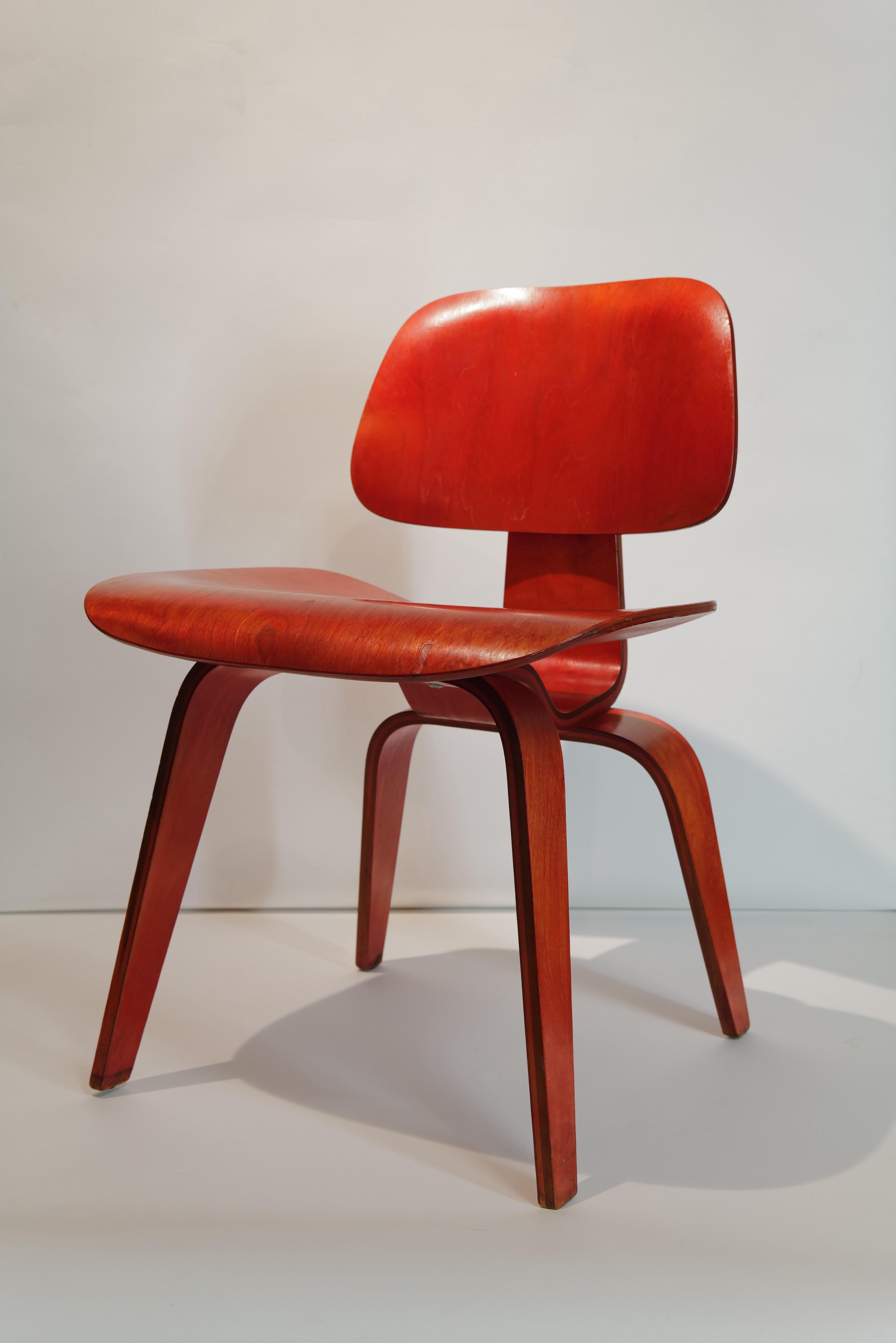 Splendida DCW rossa tinta all'anilina di Charles and Ray Eames. Schema a vite 5-2-4 iniziale.
