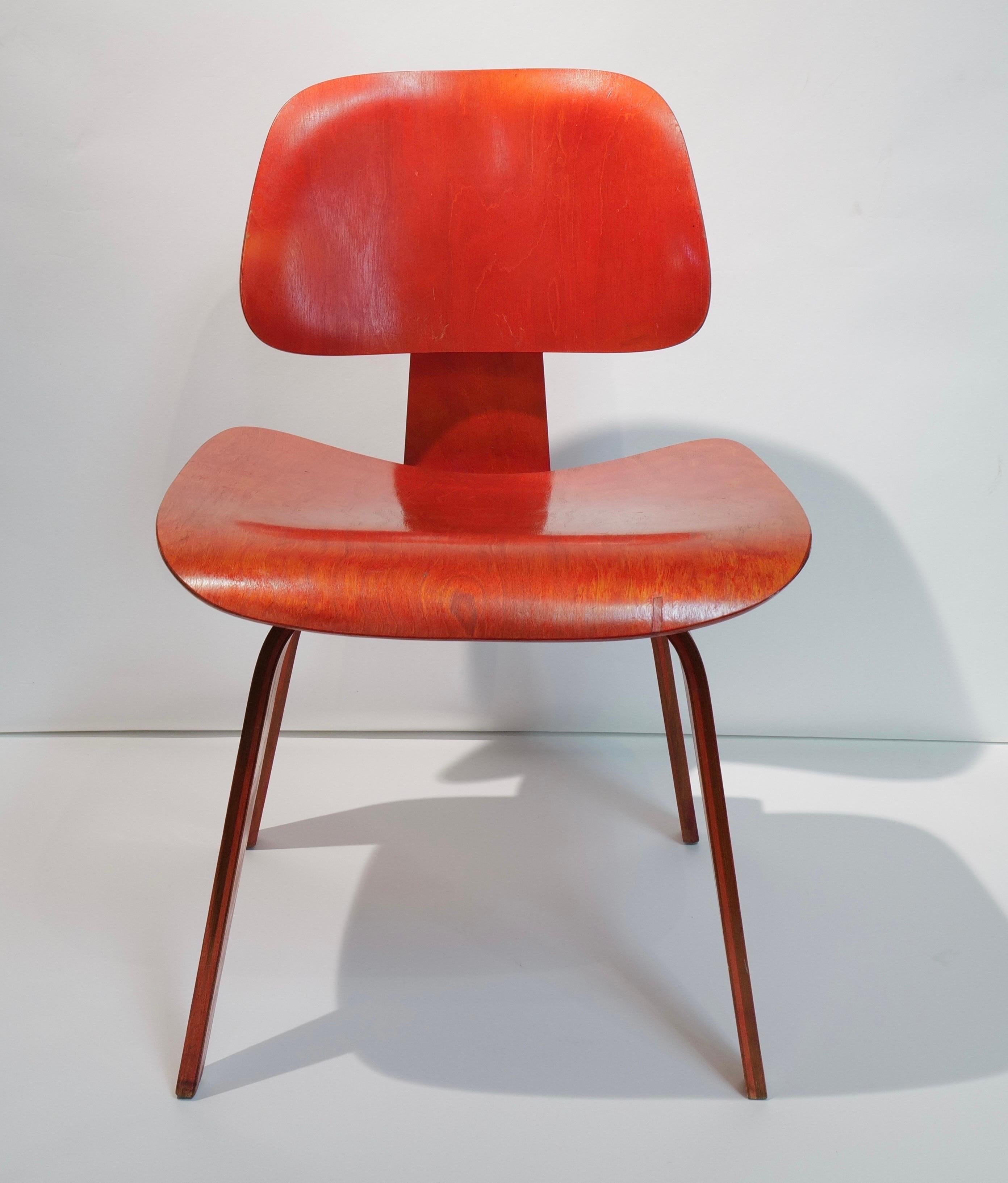 Mid-Century moderno Red Eames DCW in vendita
