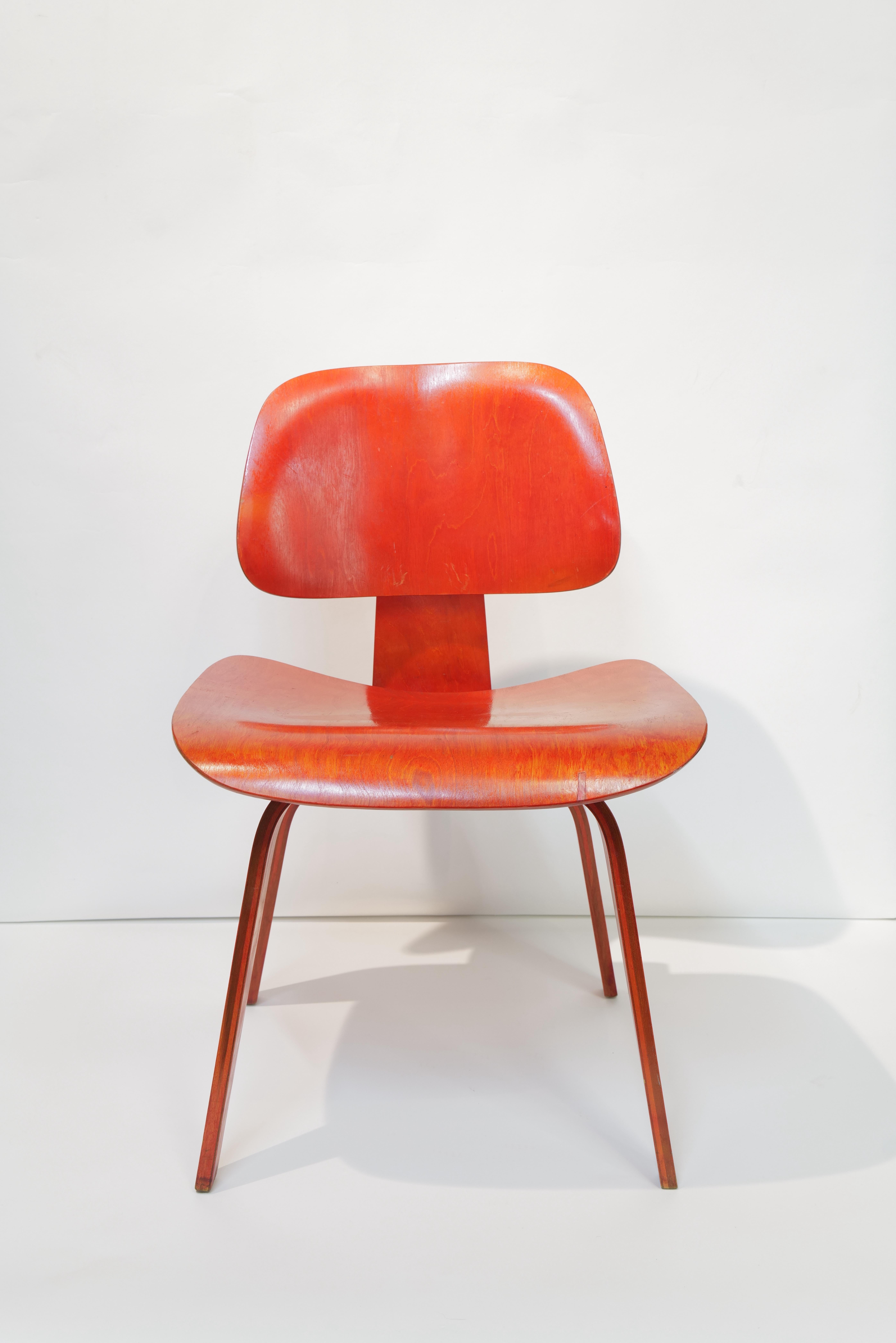Red Eames DCW in vendita 1