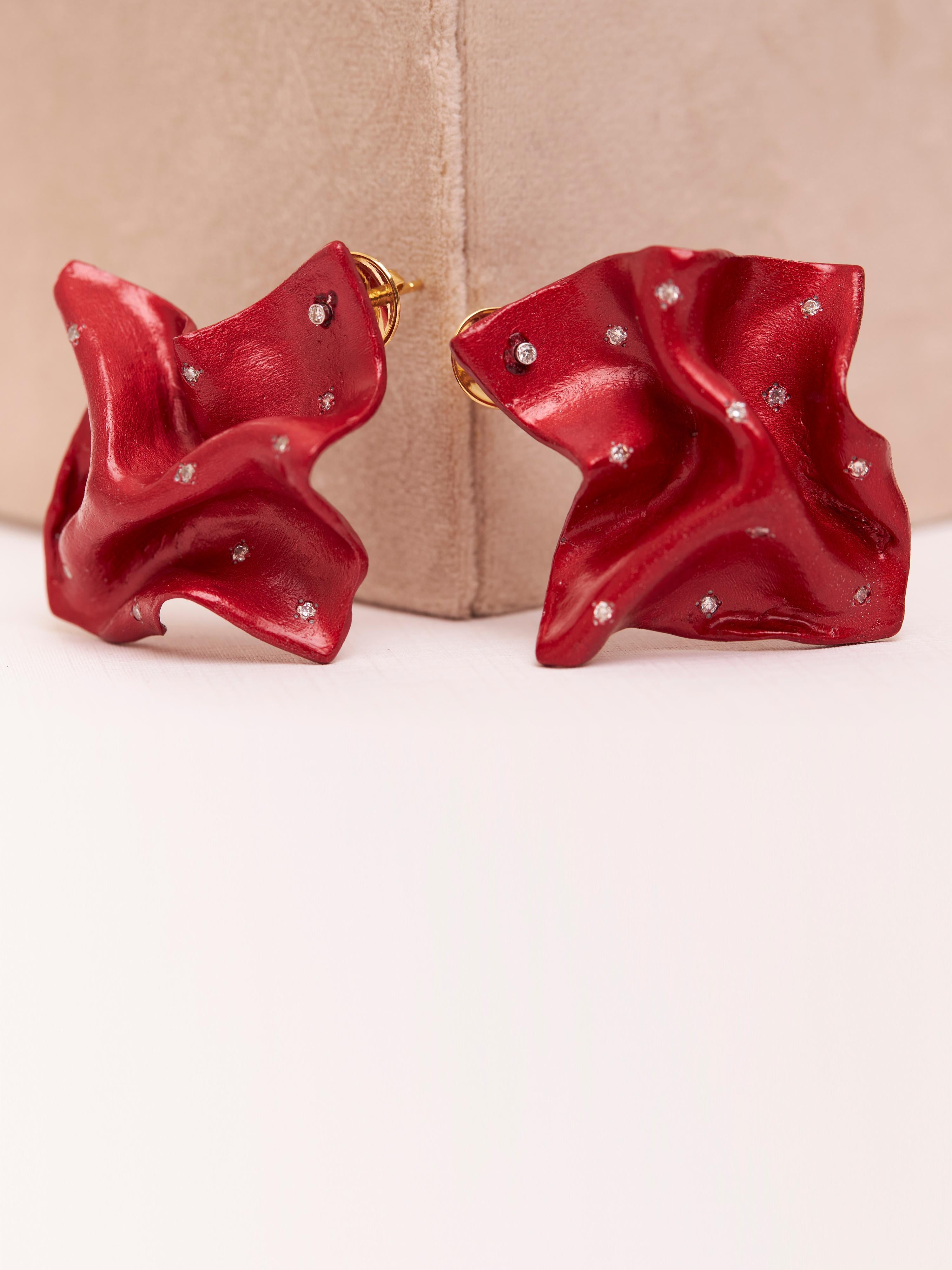 Contemporaneo Orecchini rossi in alluminio riciclato, oro 18kt e diamante in vendita