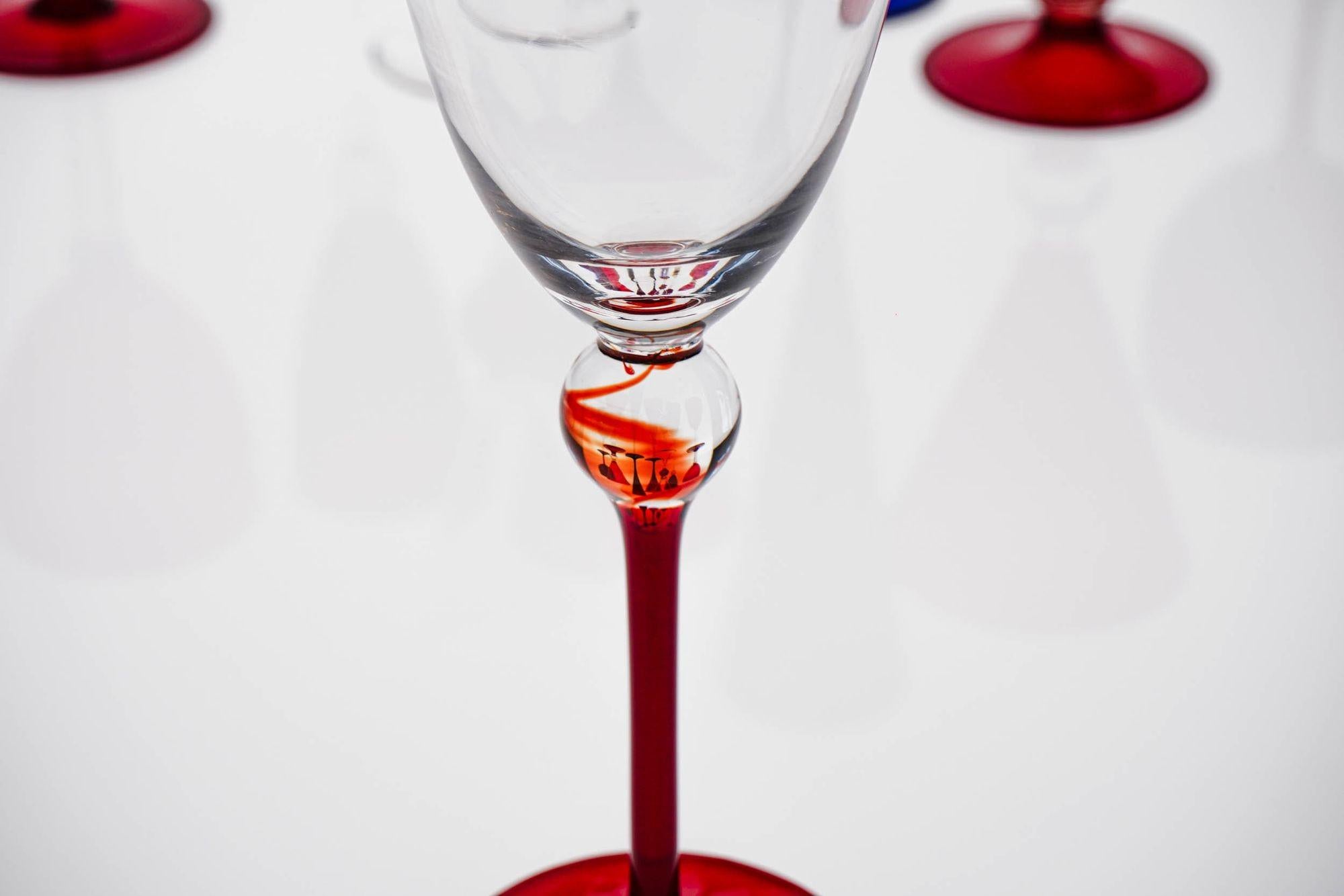 Rotes eklektisches Set aus 8 Cenedese Murano Stem-Gläsern, jedes in einem anderen Design im Angebot 7