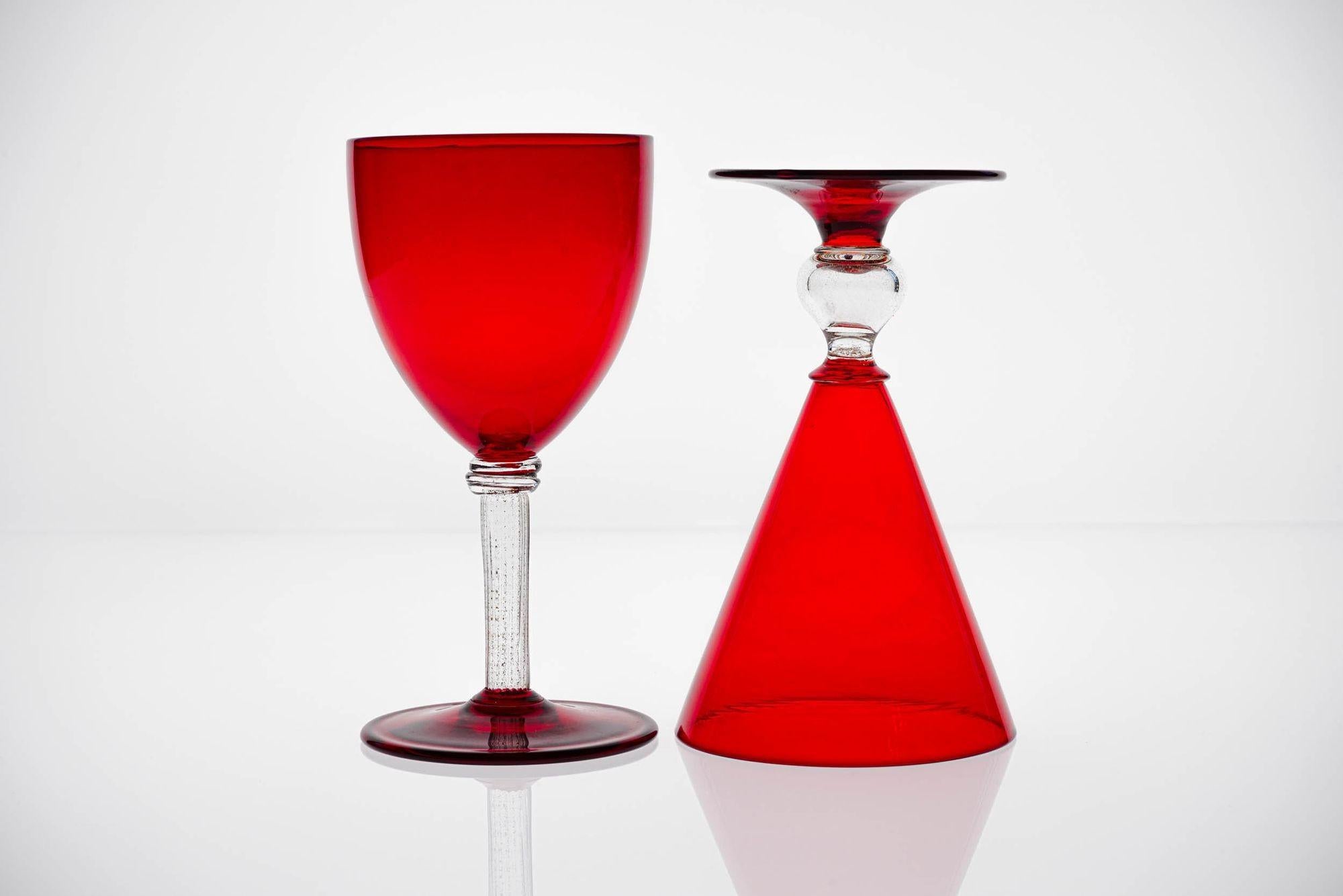 Ensemble éclectique rouge de 8 verres à pied Cenedese Murano, chacun avec un design différent en vente 8