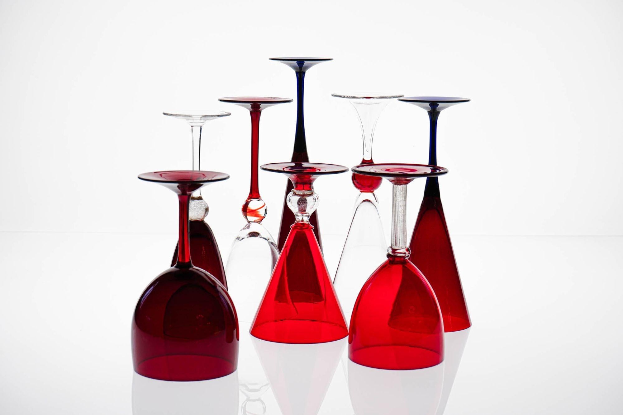 Ensemble éclectique rouge de 8 verres à pied Cenedese Murano, chacun avec un design différent en vente 9